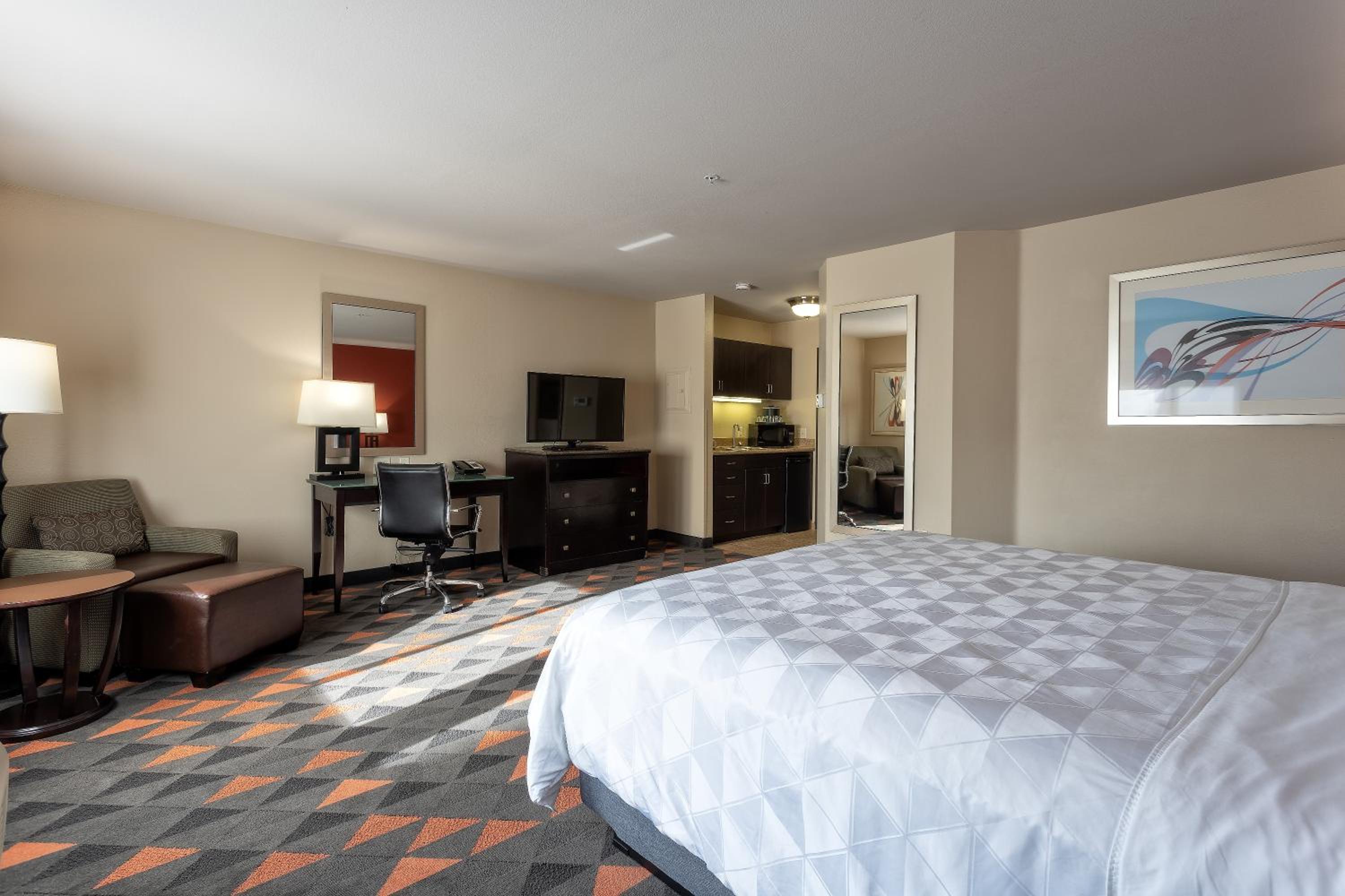 Standard King Room - Photo 9