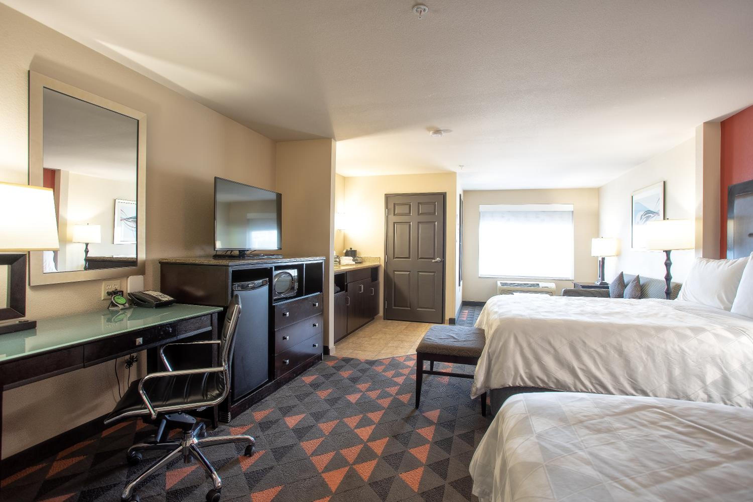 Queen Suite with Two Queen Beds and Sofa Bed - Photo 6