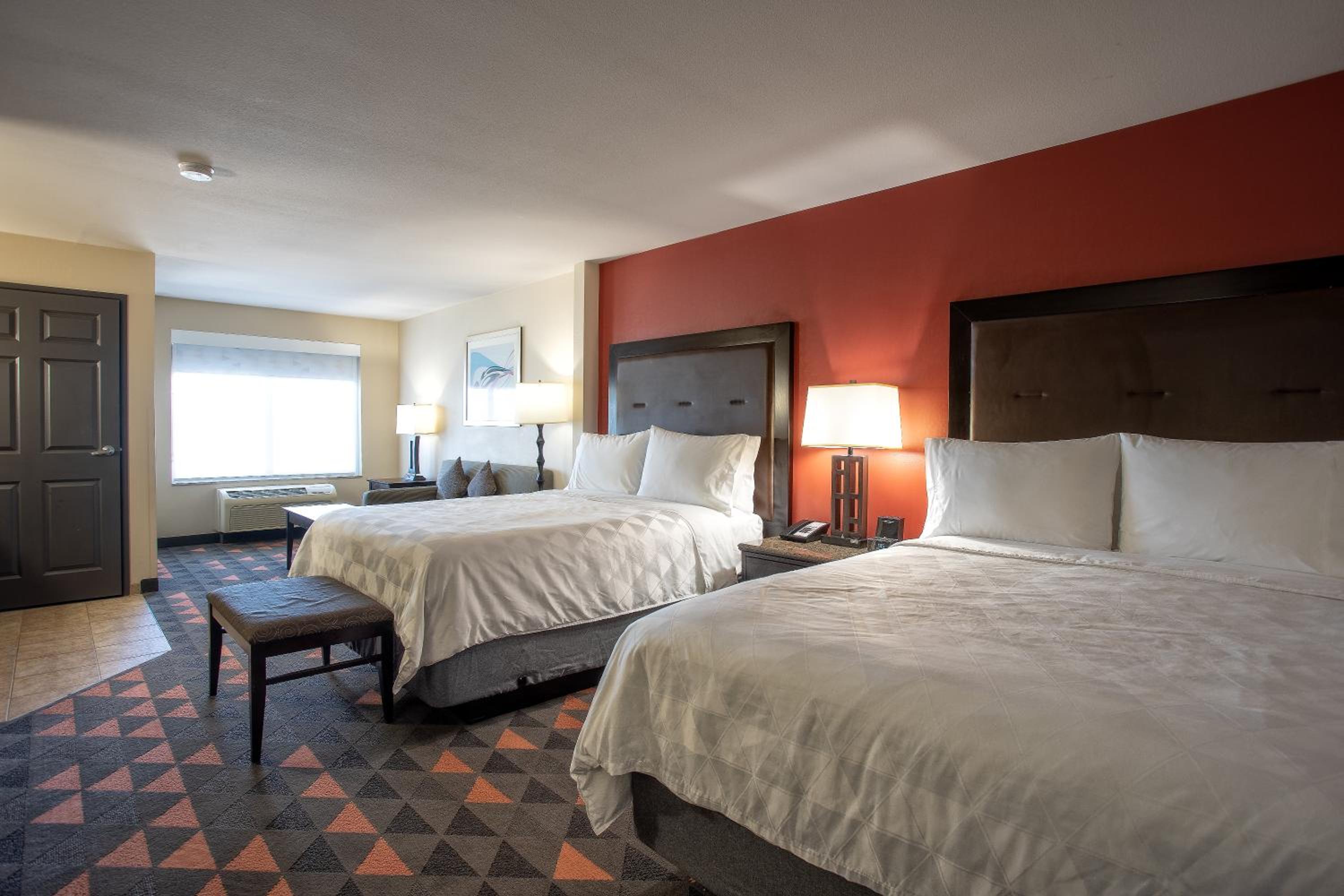 Queen Suite with Two Queen Beds and Sofa Bed - Photo 8
