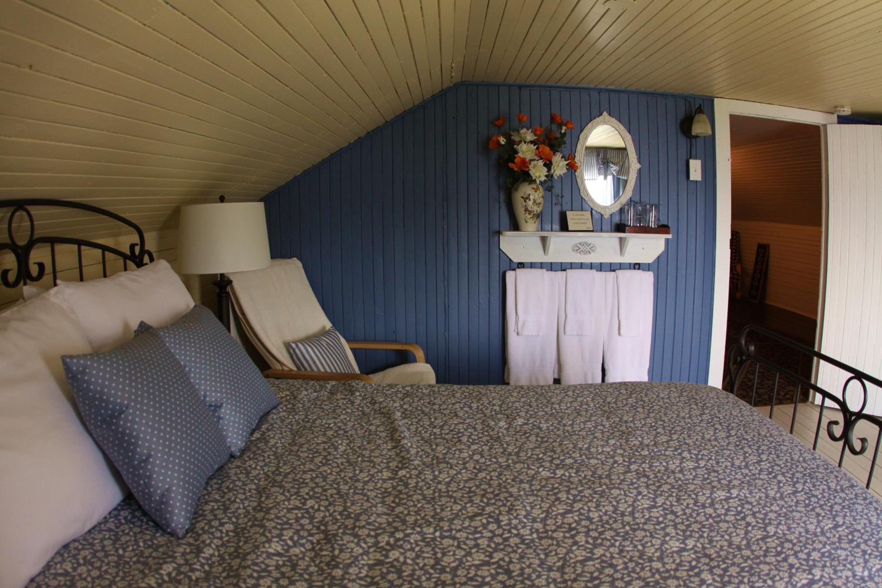 Double Room with Extra Bed and Shared Bathroom photo 3