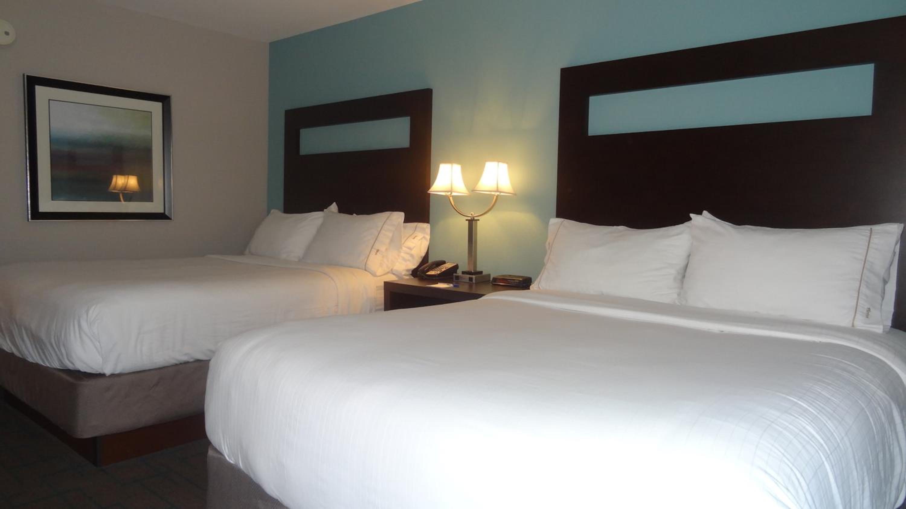 Standard Queen Room with Two Queen Beds - Photo 6