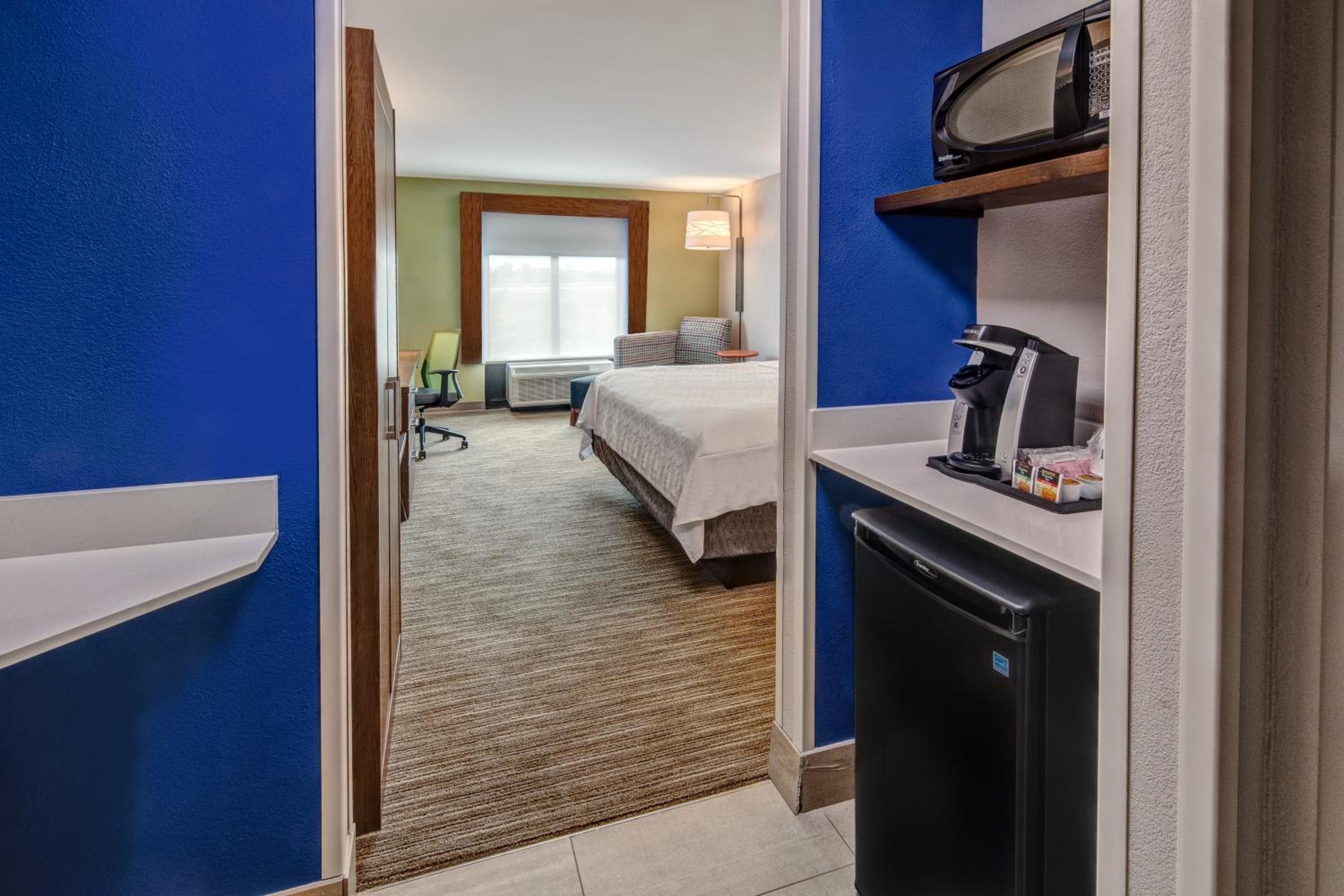 Standard King Room - Photo 5