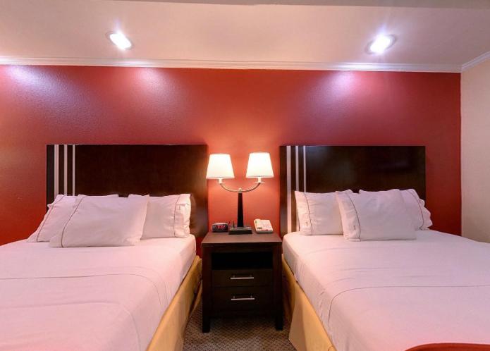 Queen Room with Two Queen Beds - Non-Smoking - Photo 3