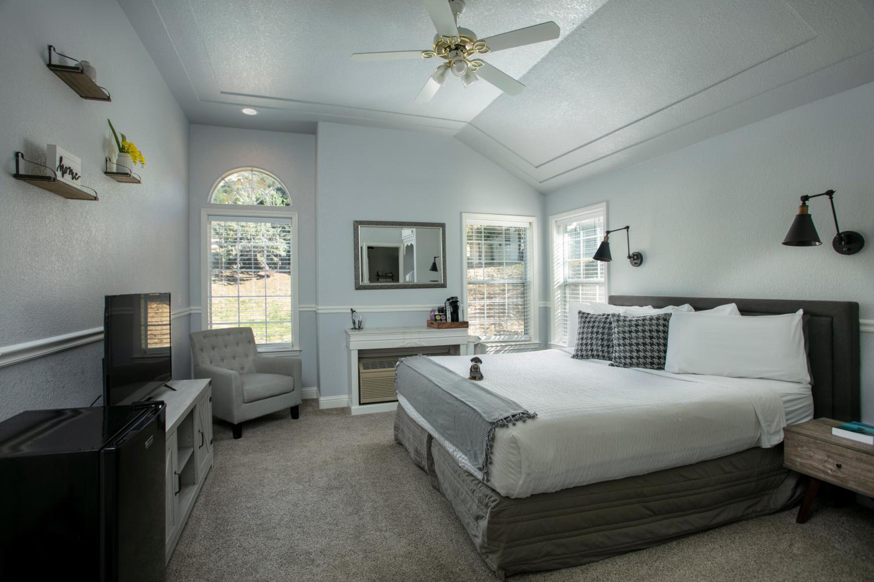Deluxe King Room photo 1