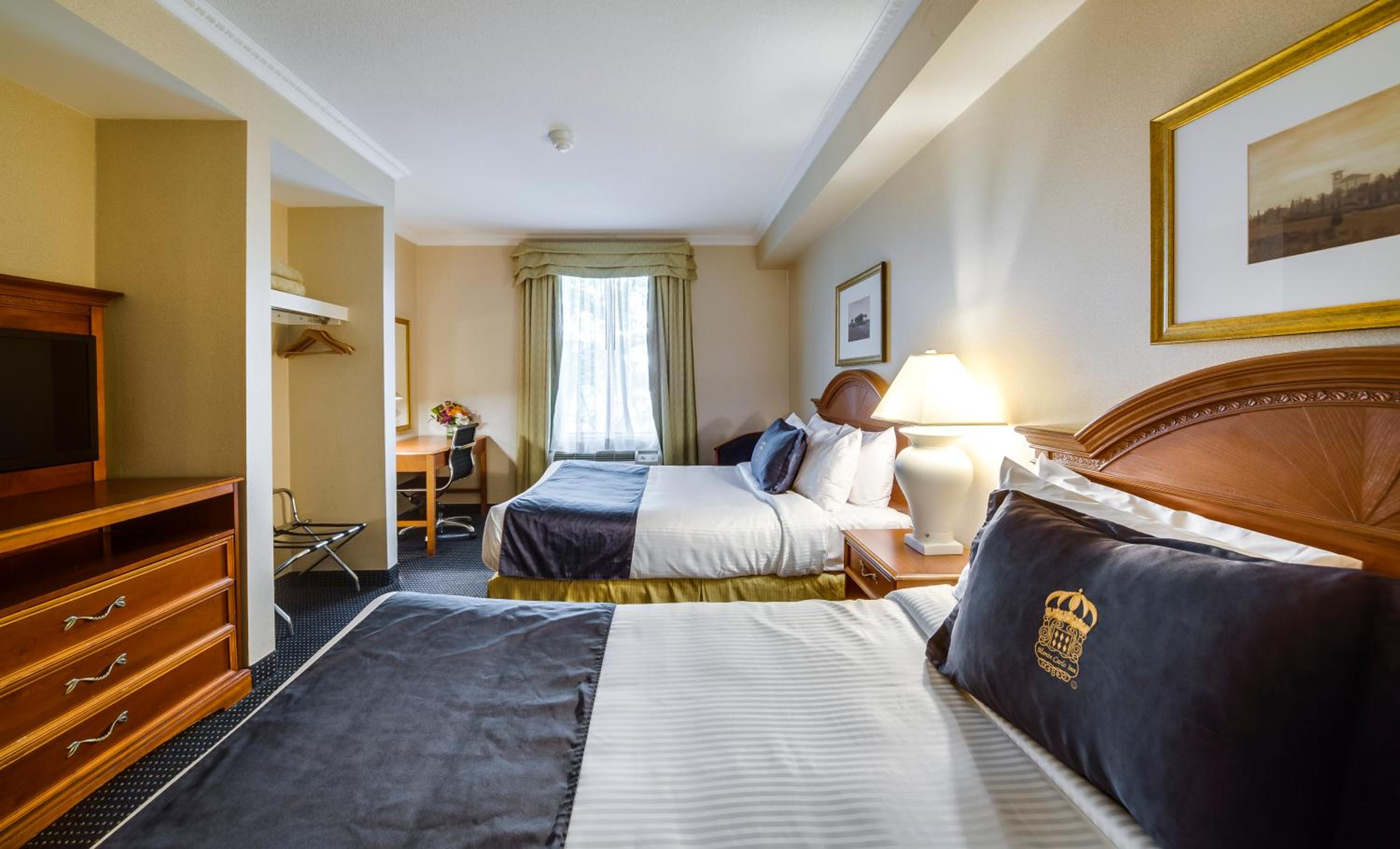 Executive Suite with Two Queen Beds - Photo 5