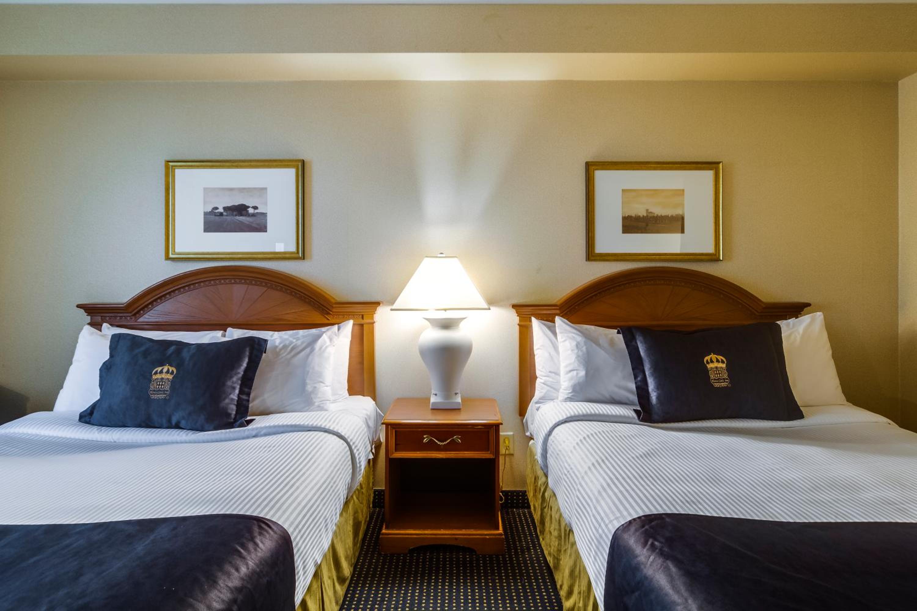 Executive Suite with Two Queen Beds - Photo 2