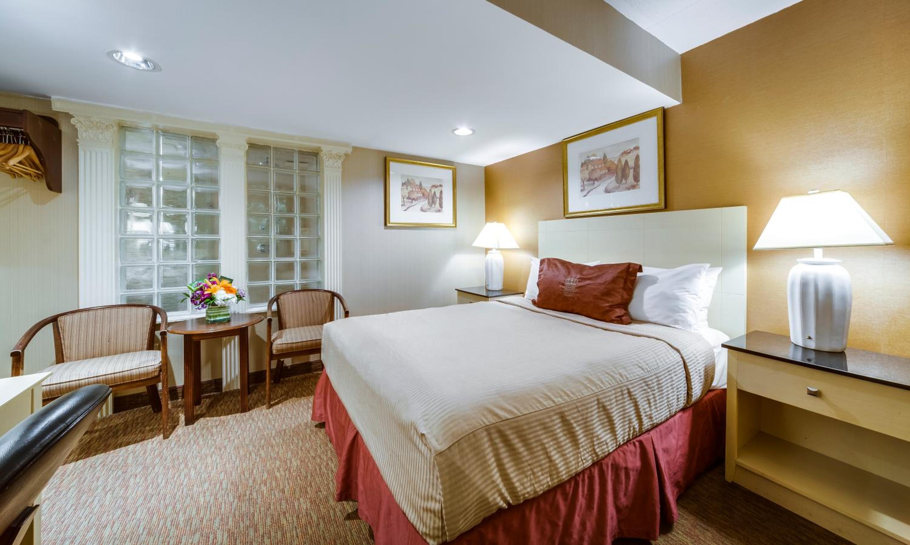 One Queen Bed - Photo 4