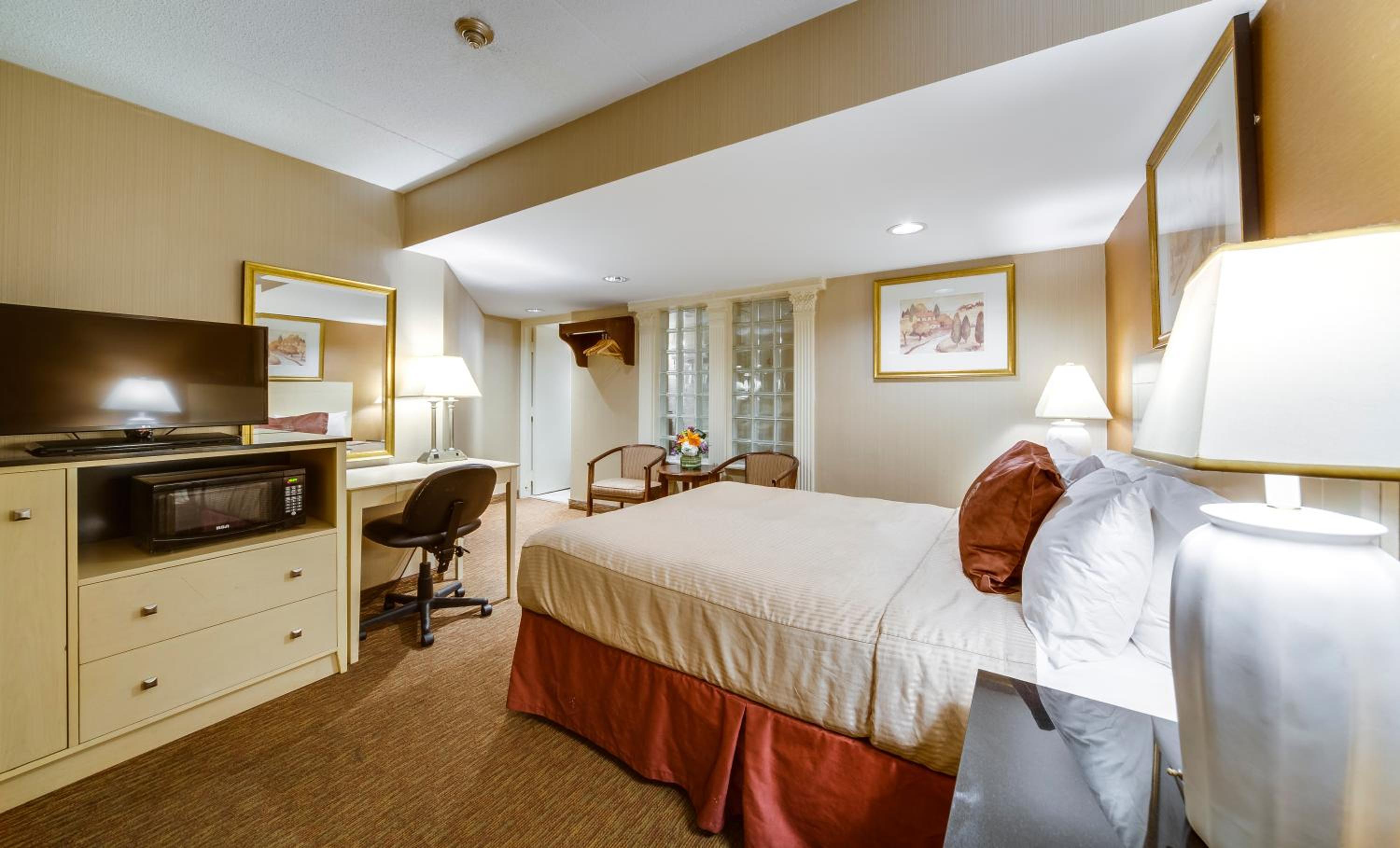 One Queen Bed - Photo 3