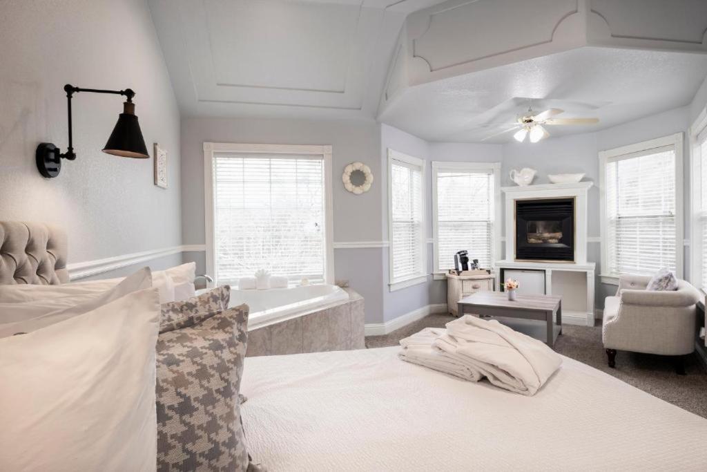 Queen Junior Suite with Fireplace & Jacuzzi photo 2