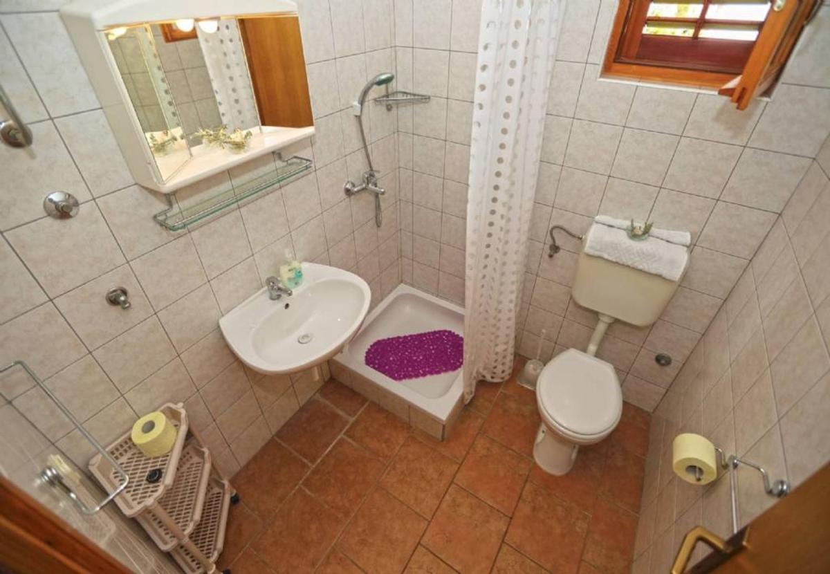 Apartment 4 photo 3
