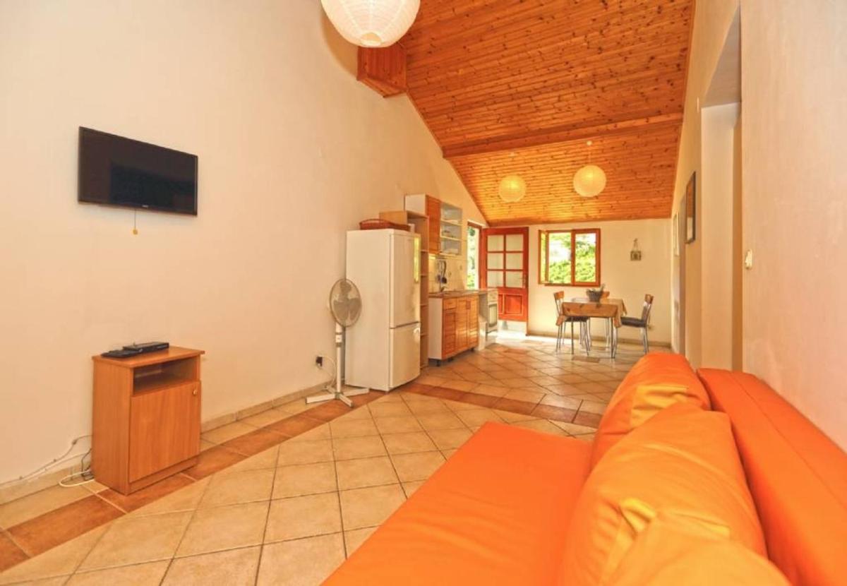 Apartment 6 photo 3