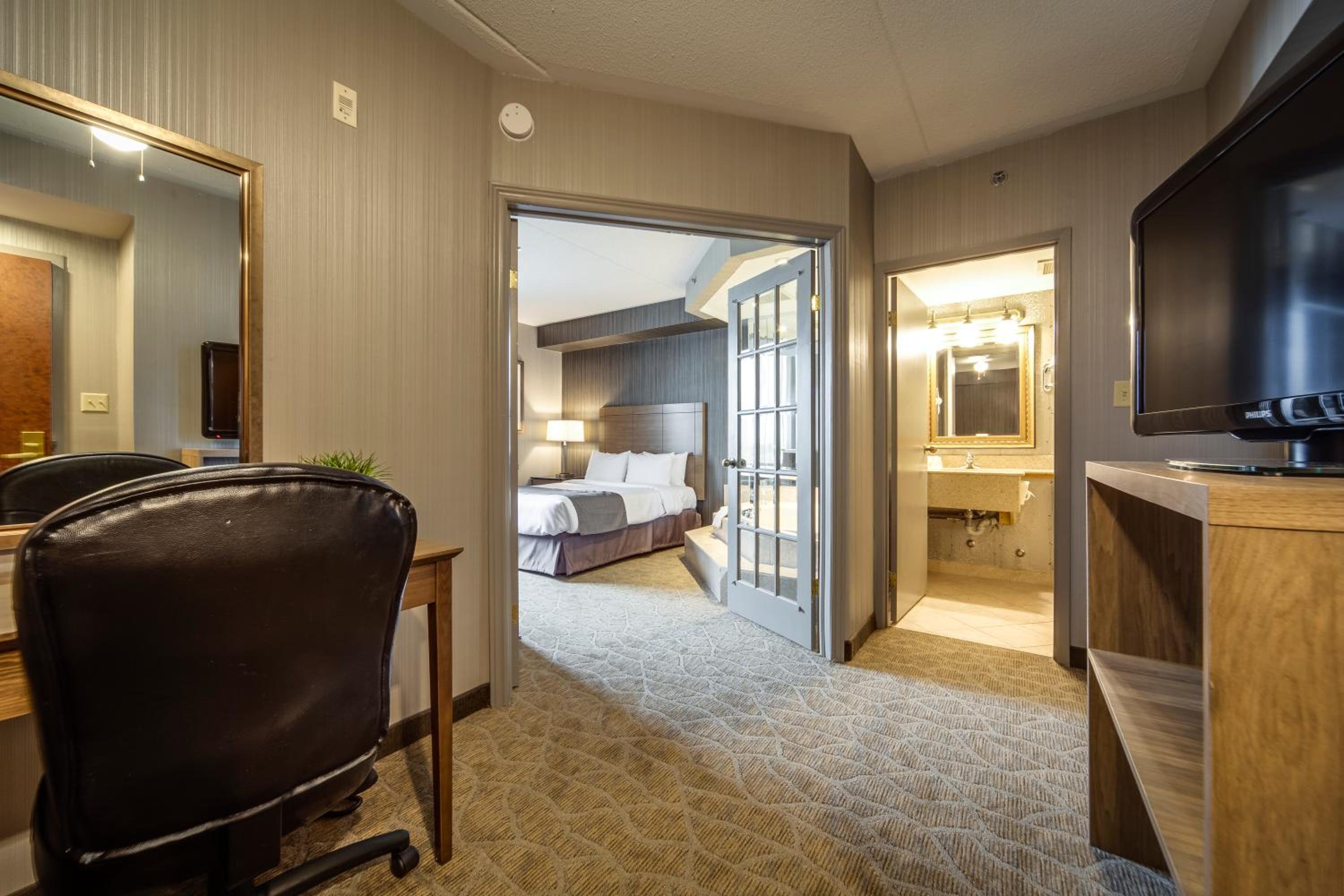 Deluxe Queen Suite with Jetted Tub and Living Room photo 2