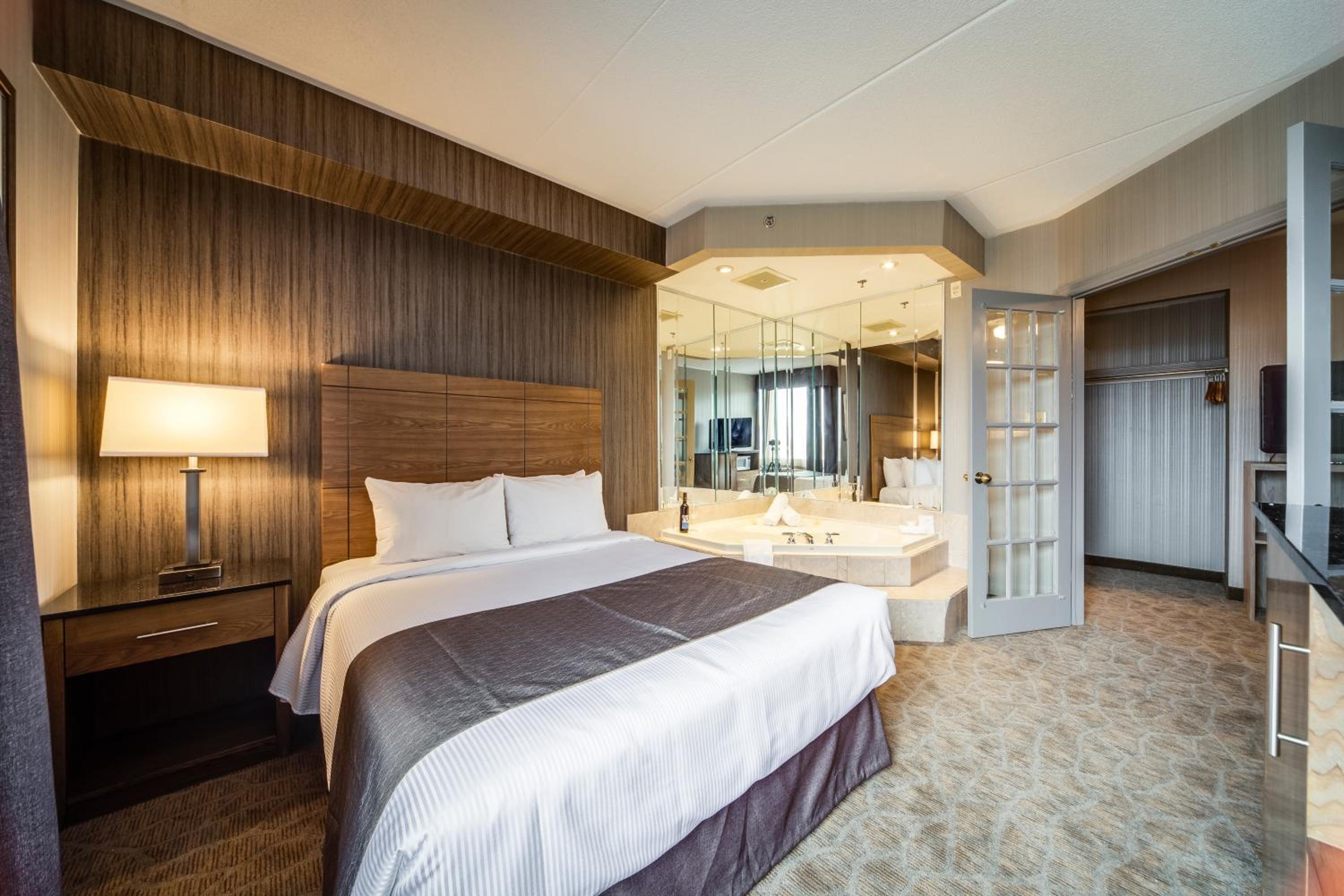Deluxe Queen Suite with Jetted Tub and Living Room photo 1