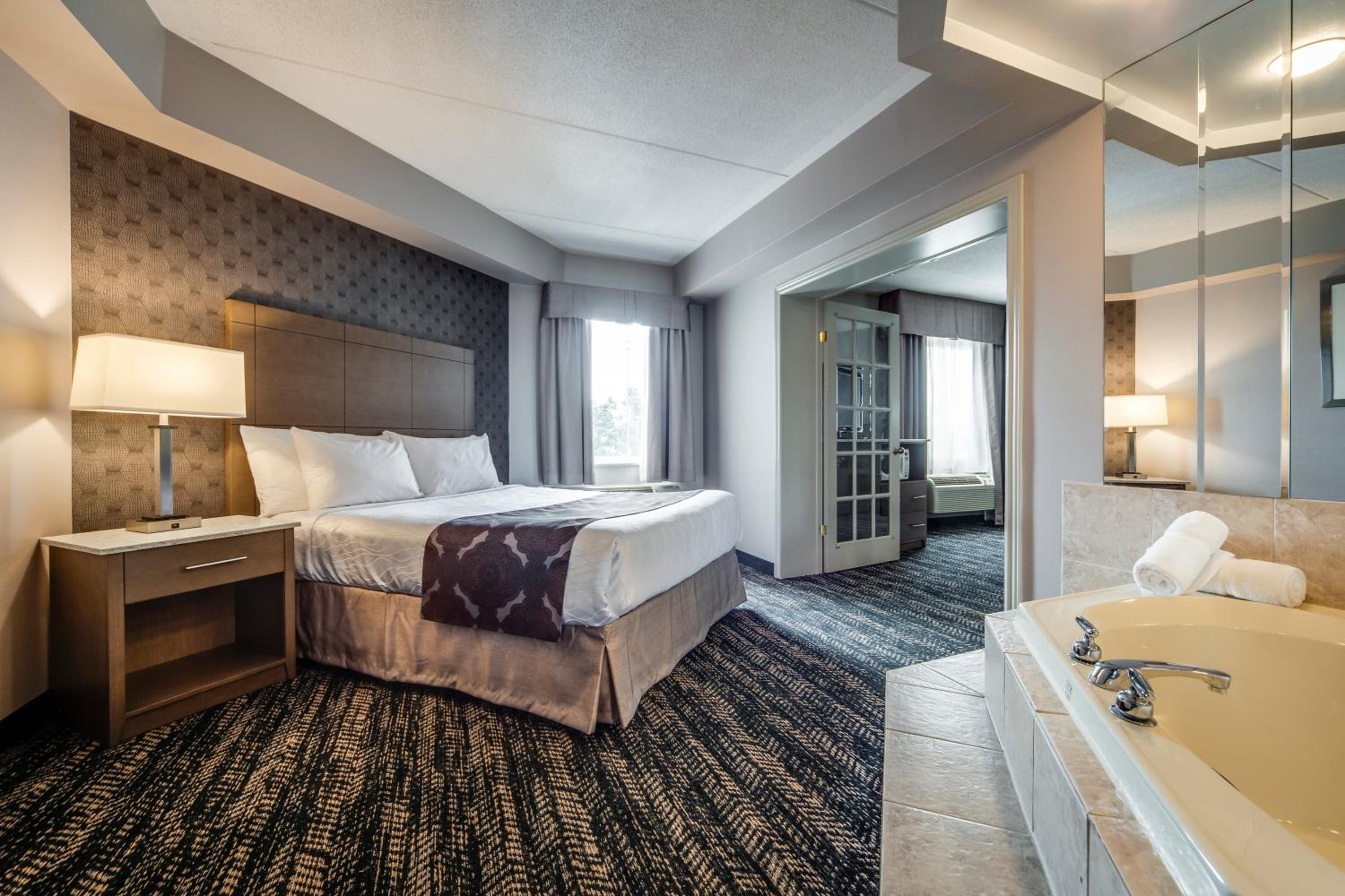 Deluxe Queen Suite with Jetted Tub and Living Room - Photo 1