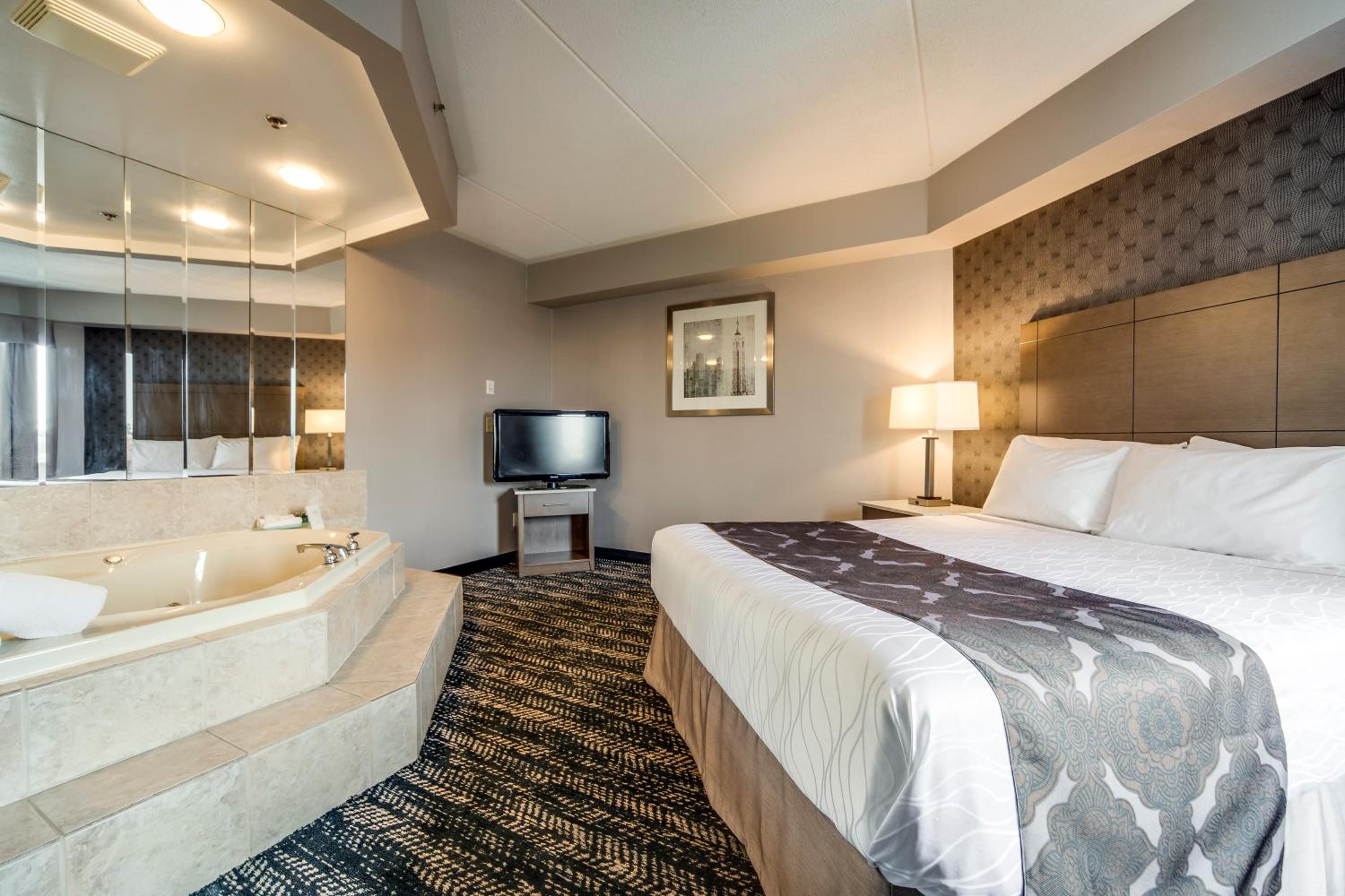 Deluxe Queen Suite with Jetted Tub and Living Room - Photo 2