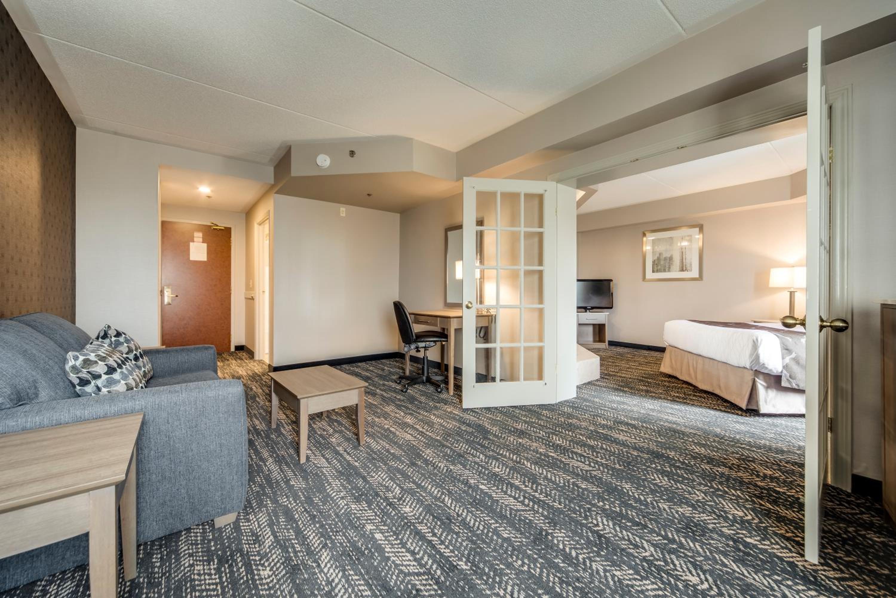 Deluxe Queen Suite with Jetted Tub and Living Room - Photo 3
