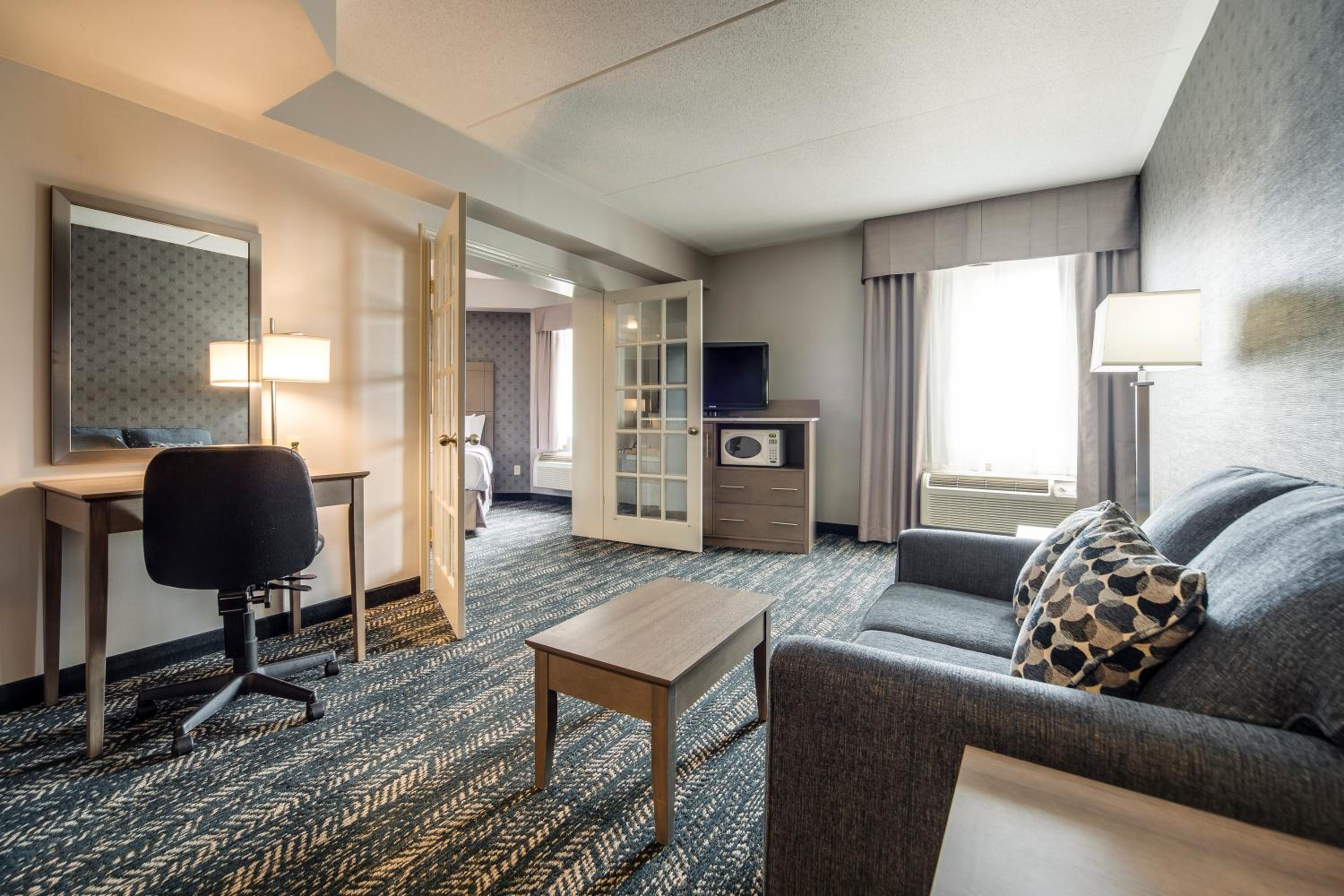 Deluxe Queen Suite with Jetted Tub and Living Room - Photo 6