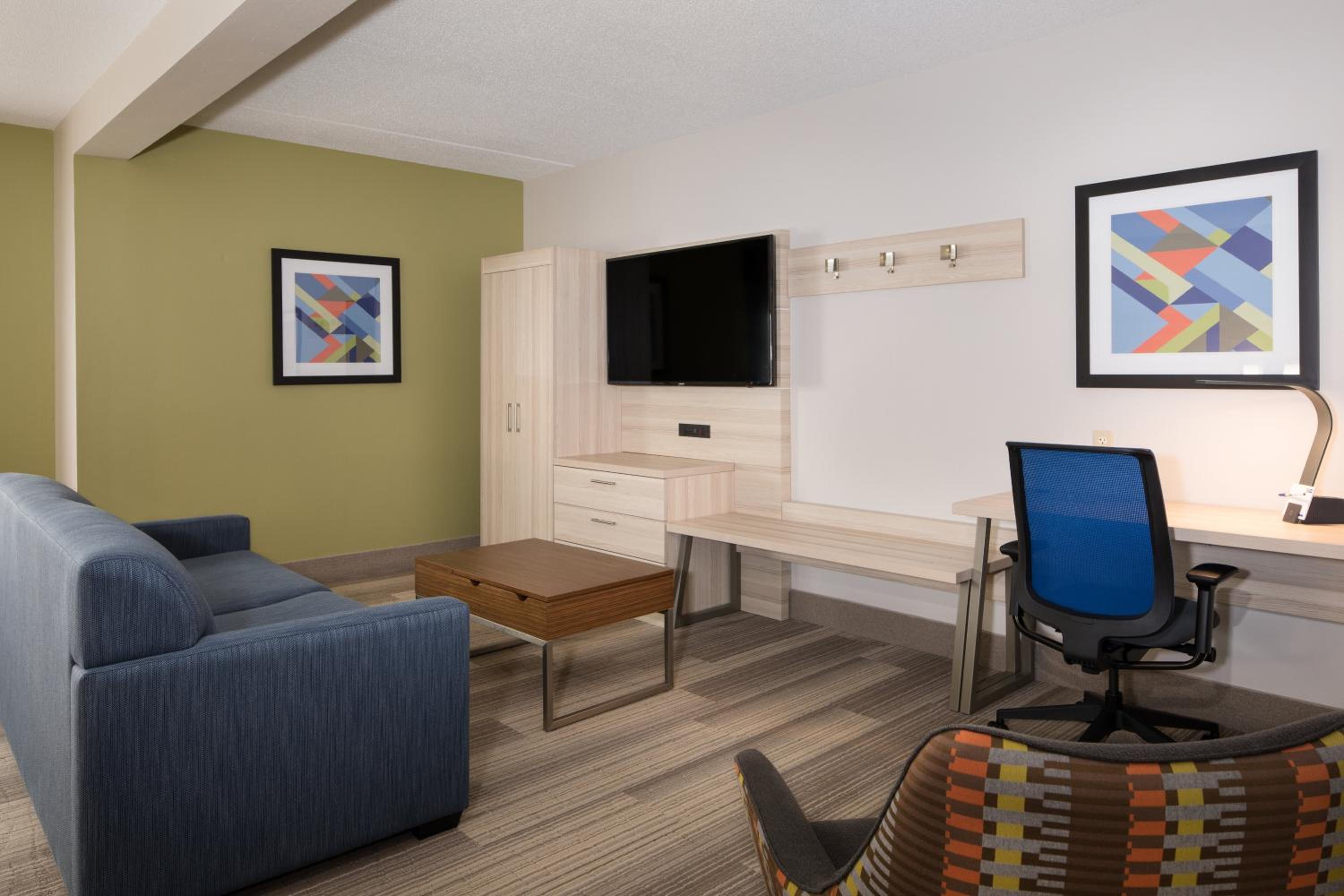 Queen Suite with Two Queen Beds - Photo 4