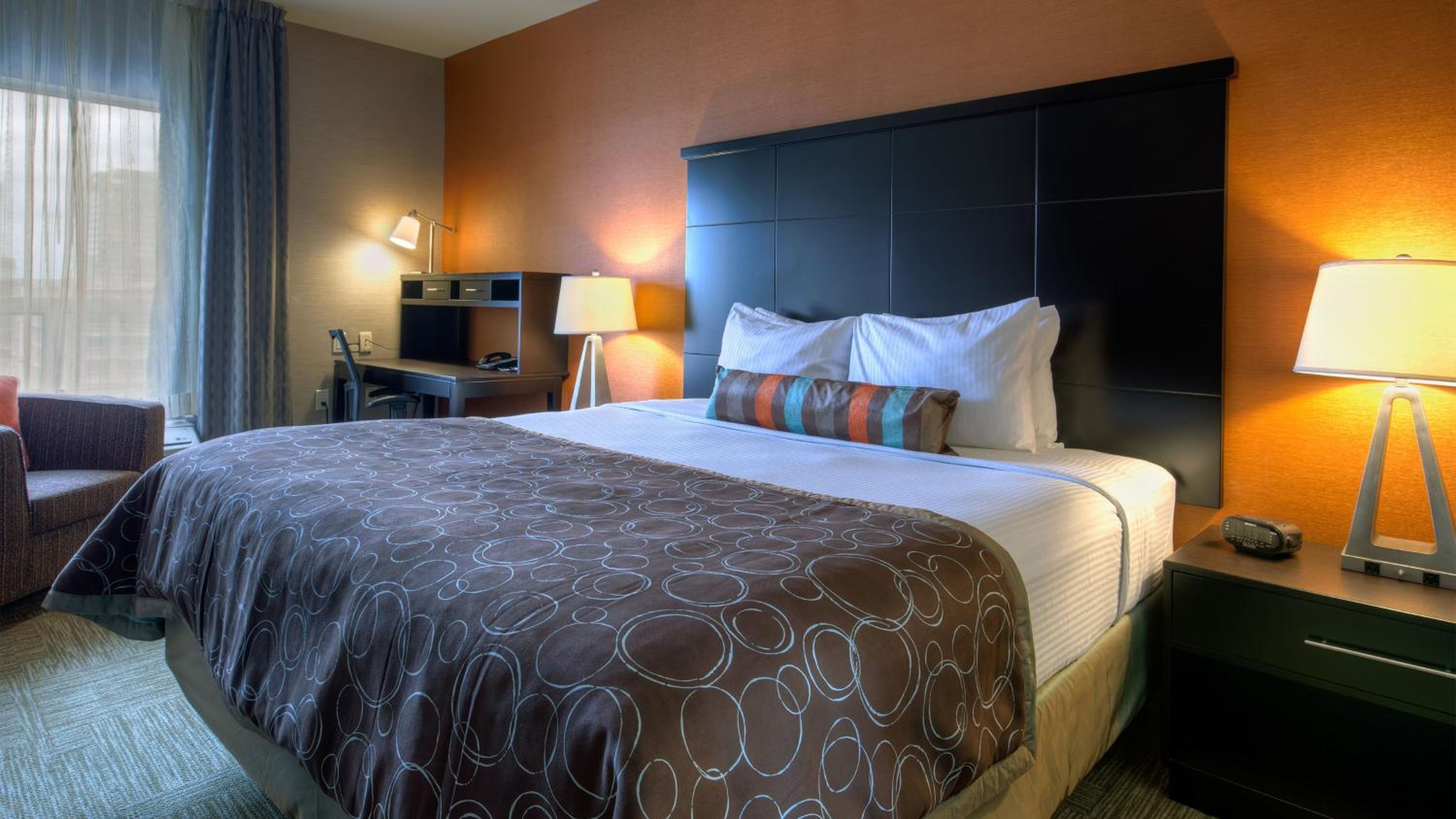 One-Bedroom King Suite with Living Area and Sofa Bed - Photo 4