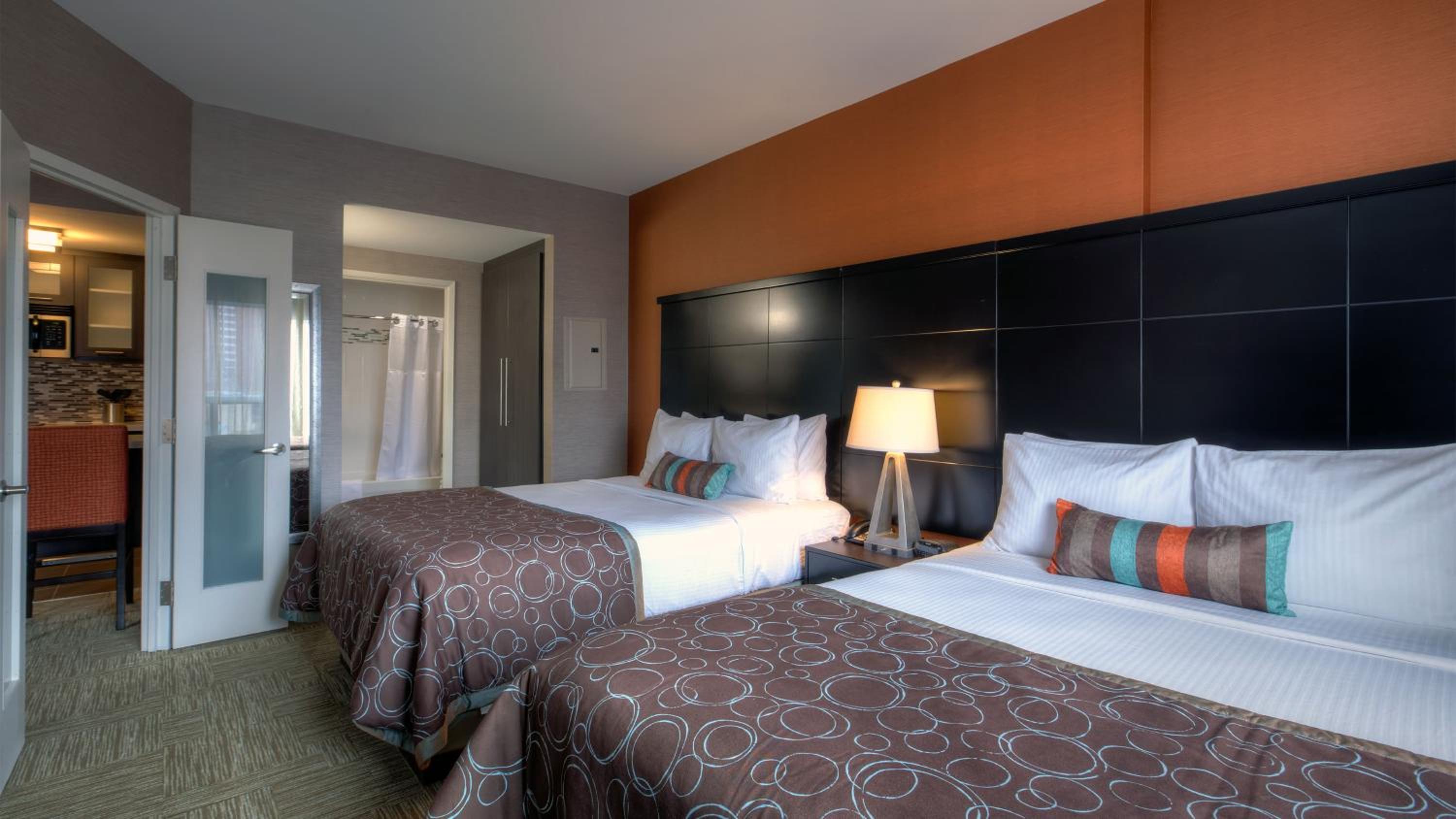 One-Bedroom Suite Two Queen Beds - Photo 3