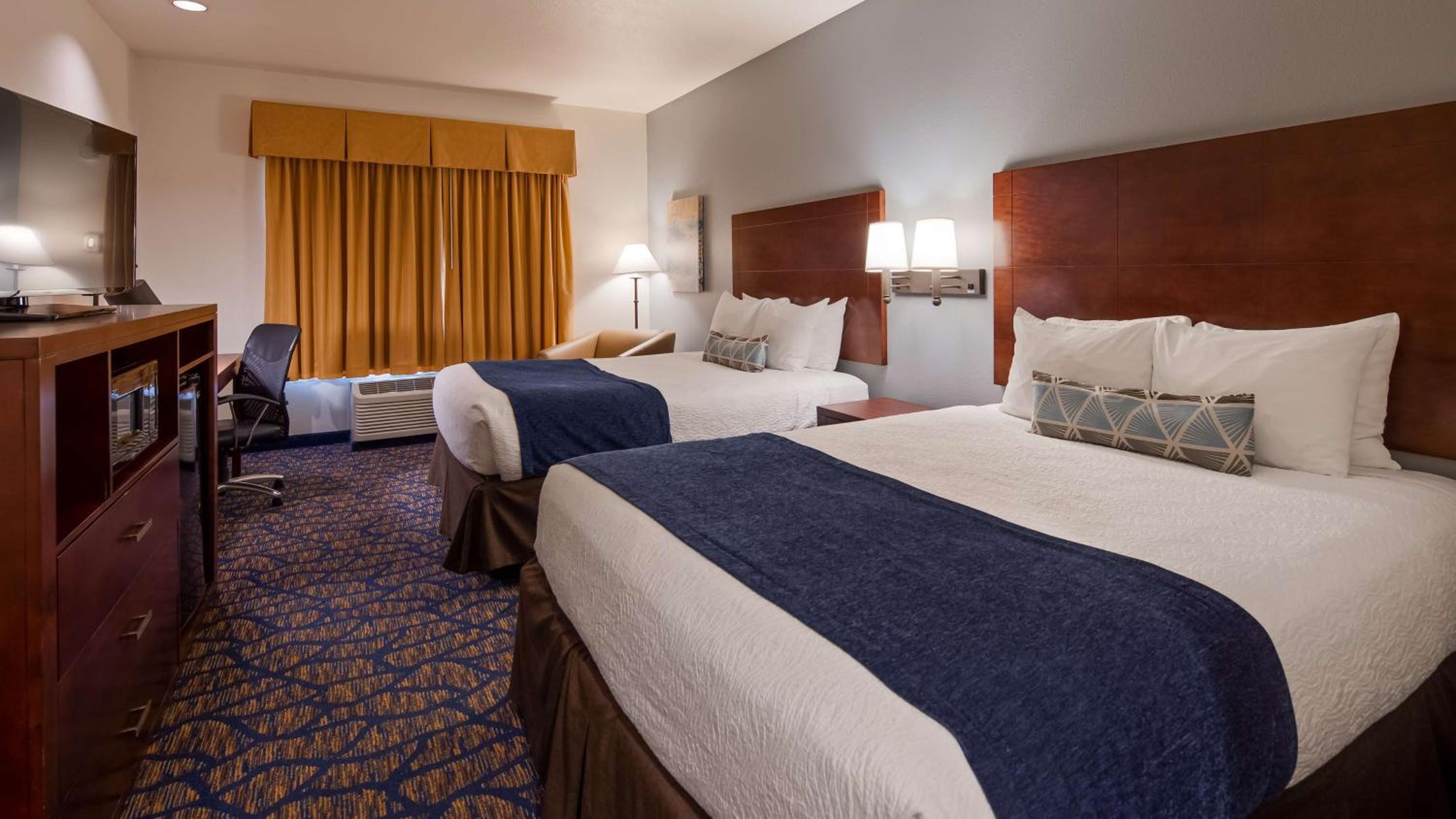 Queen Room with Two Queen Beds and Bath Tub - Disability Access/Non-Smoking  - Photo 2