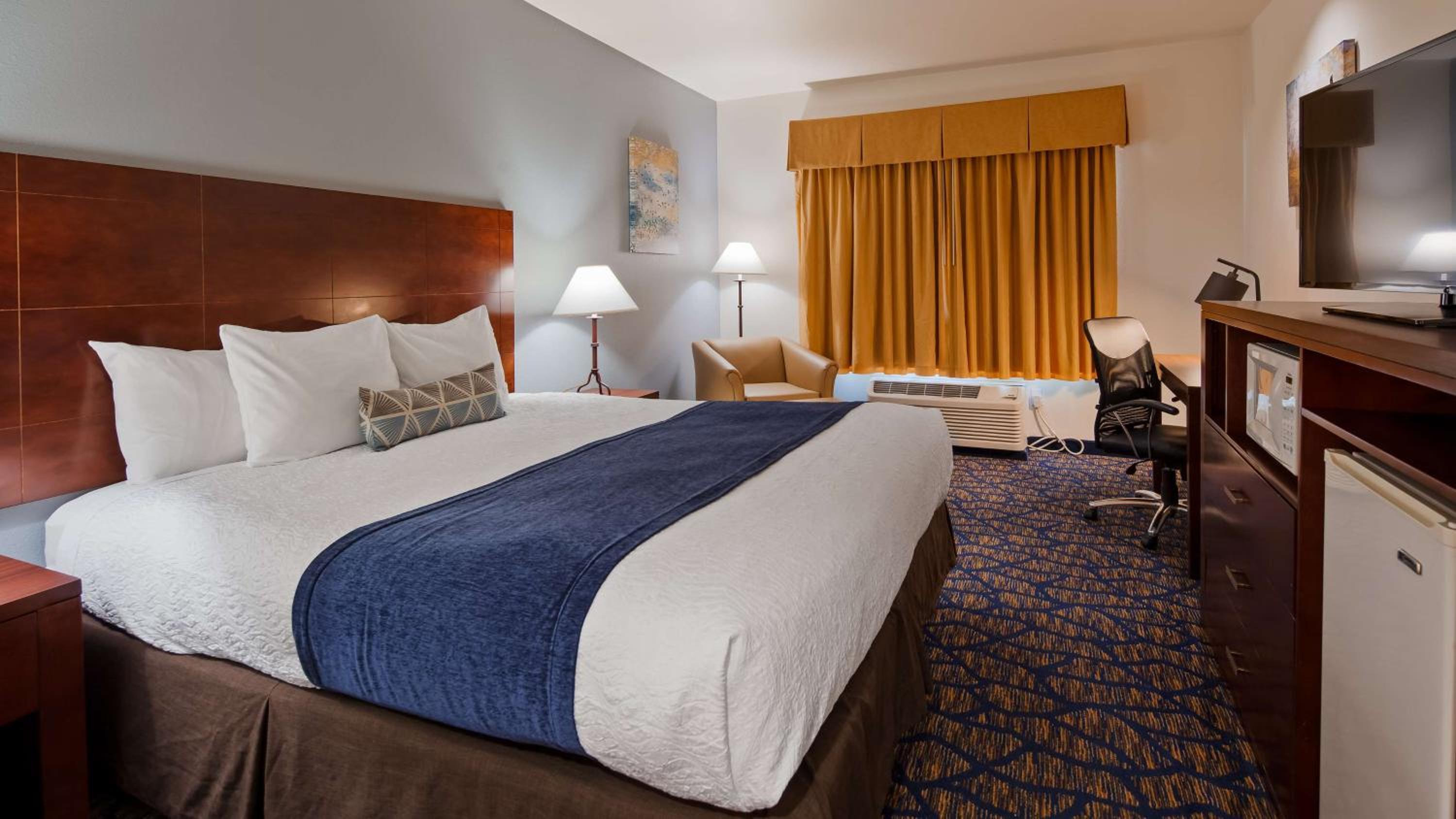 King Room with Roll-in Shower - Disability Access/Non-Smoking - Photo 4