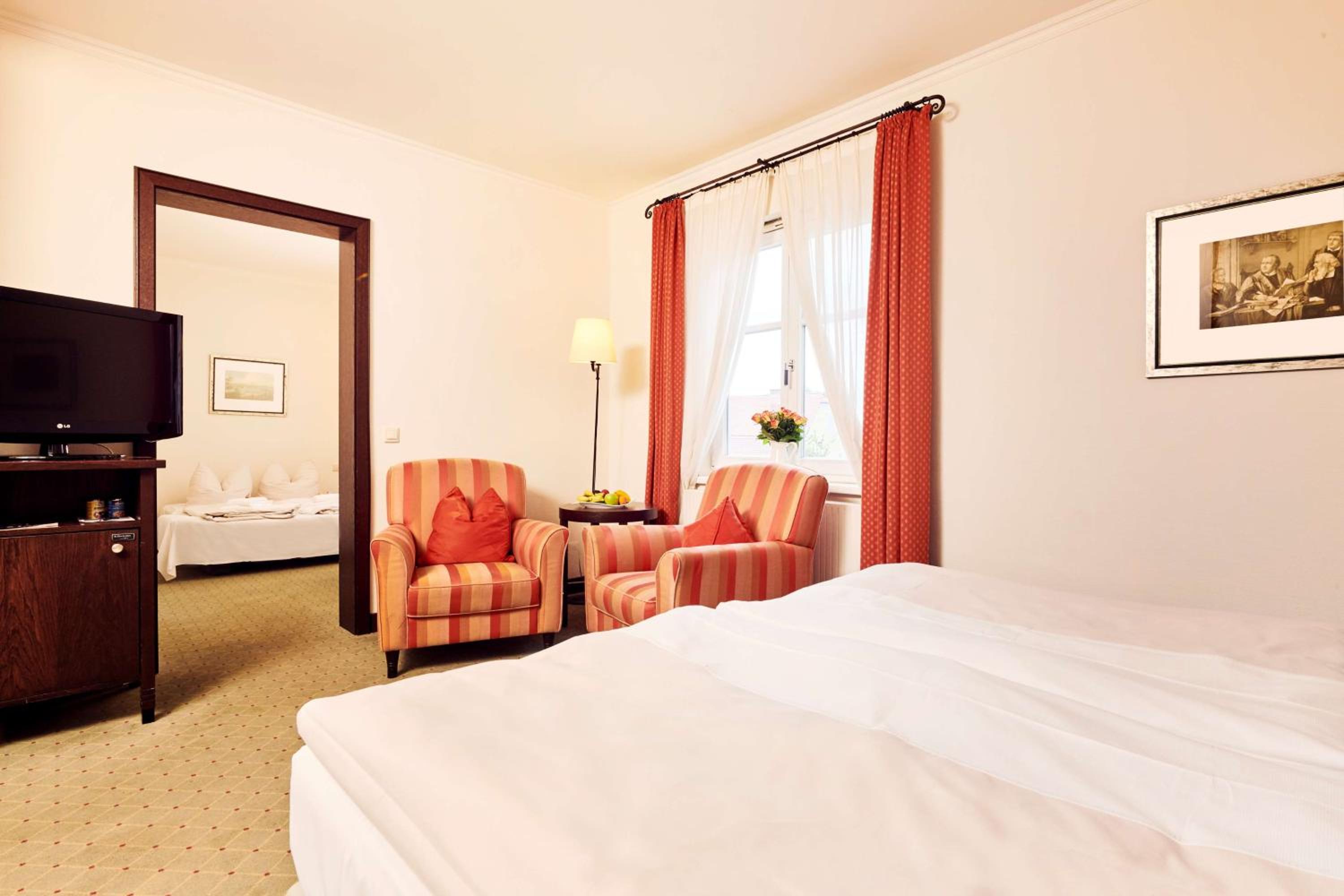 Family King Room With Sofa Bed photo 1
