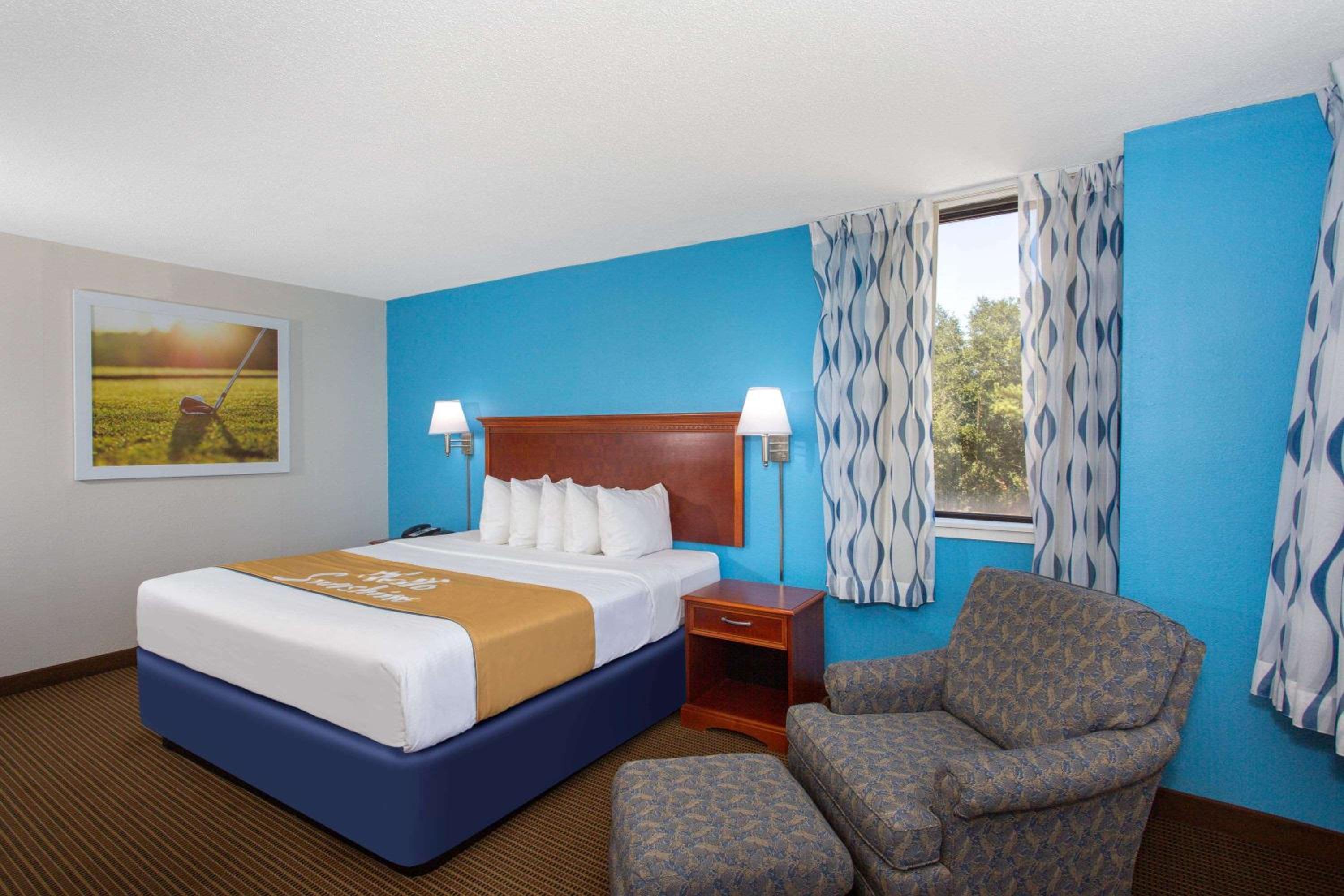 Deluxe King Room - Mobility Access/Non-Smoking - Photo 1