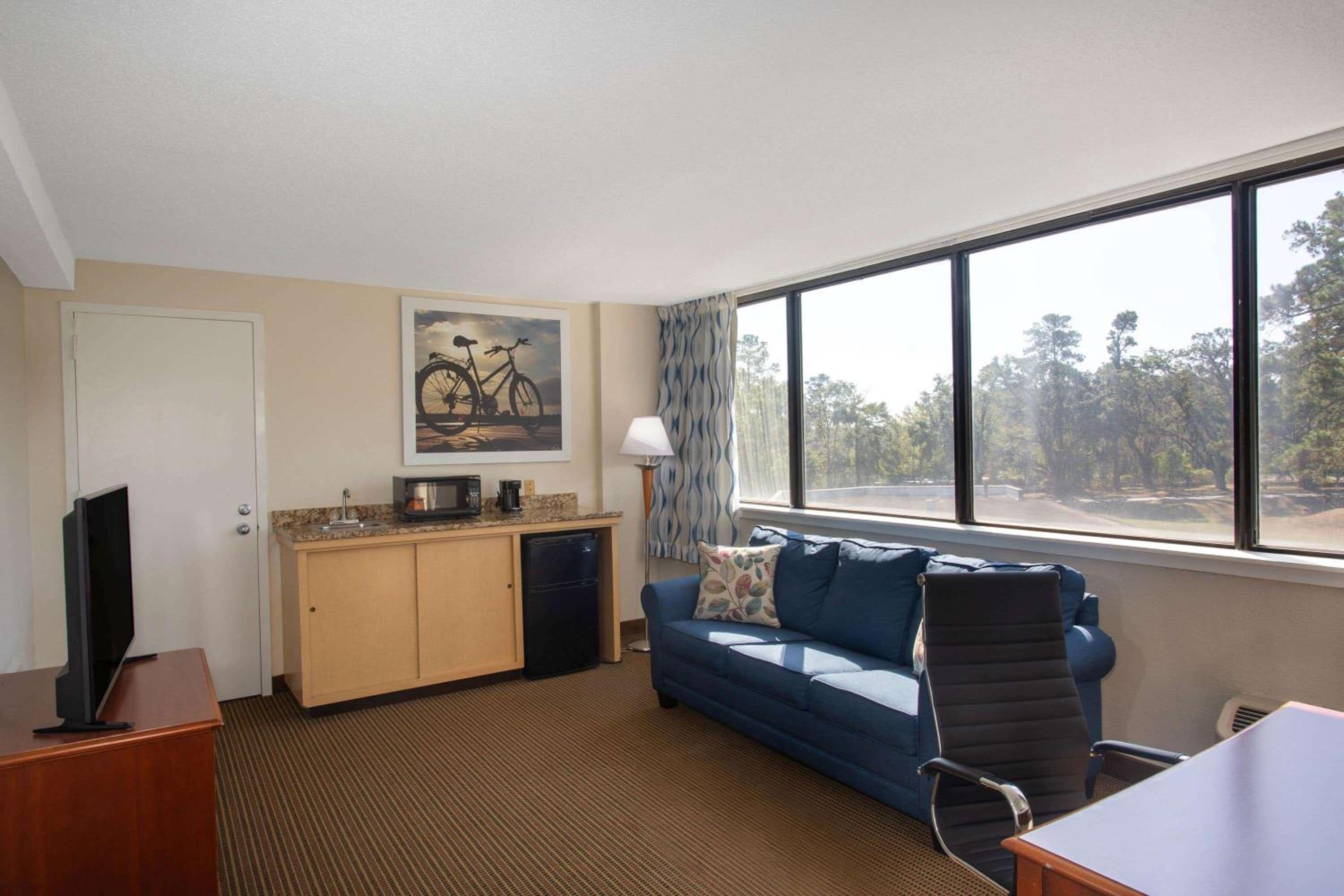 King Suite - Non-Smoking photo 2