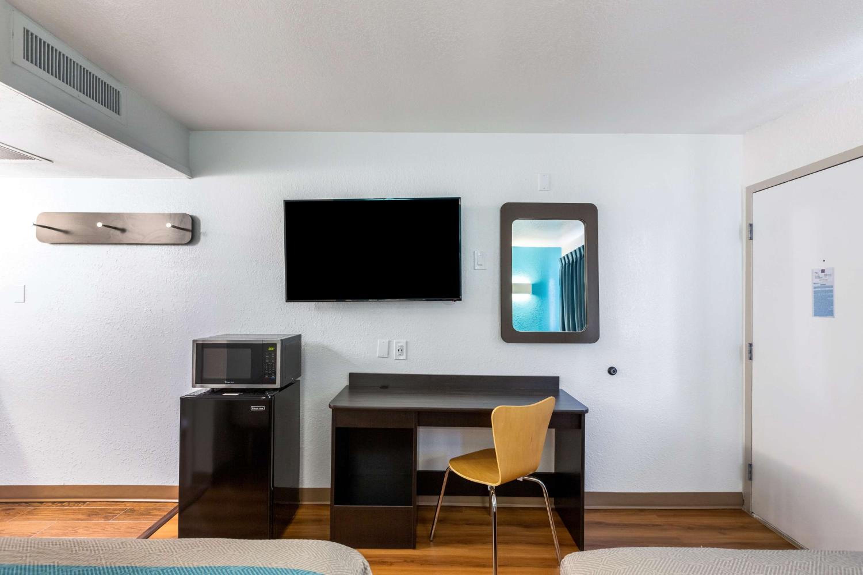 Quadruple Room - Non-Smoking photo 3