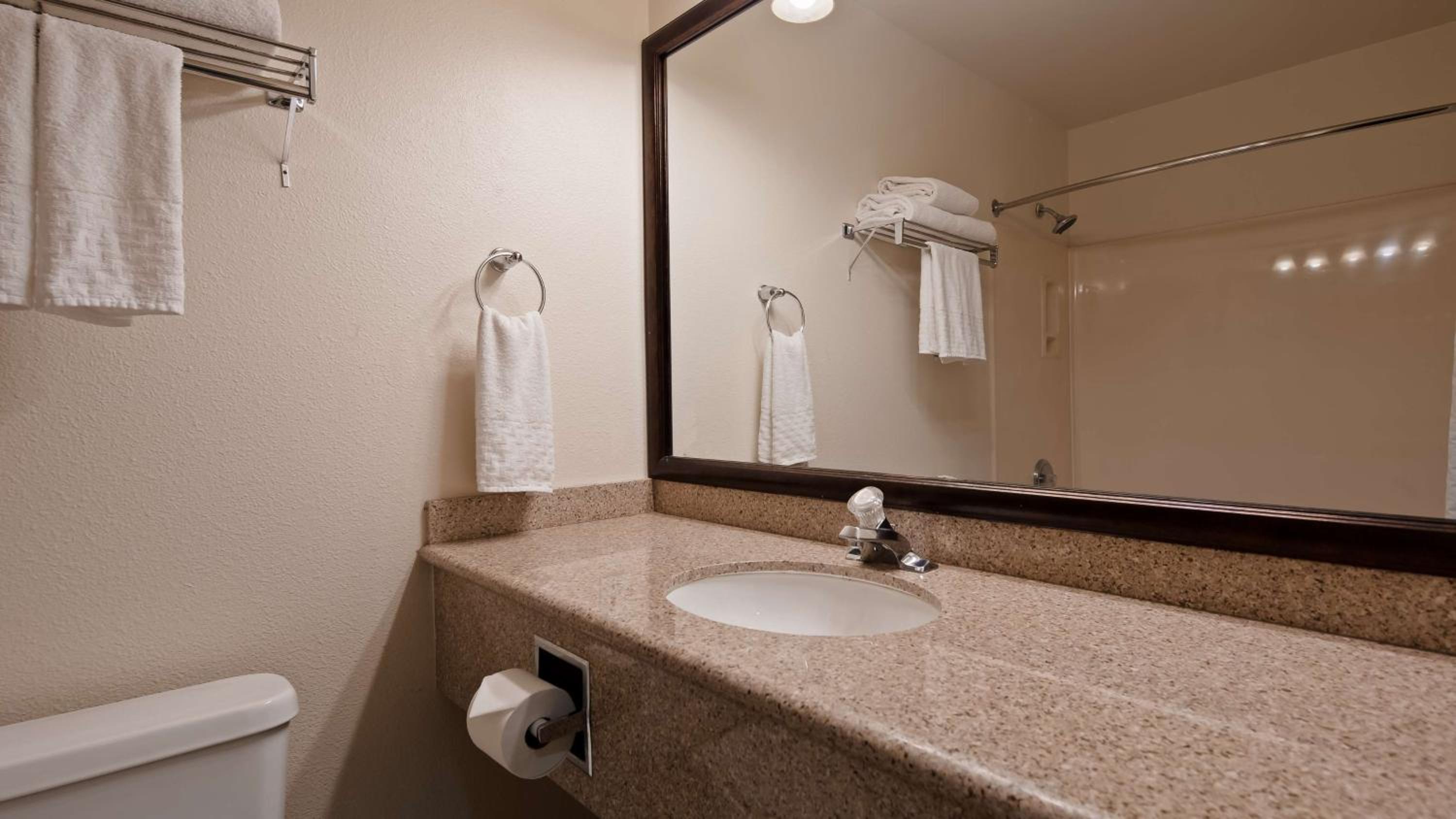 King Room with Roll-in Shower - Disability Access/Non-Smoking - Photo 5