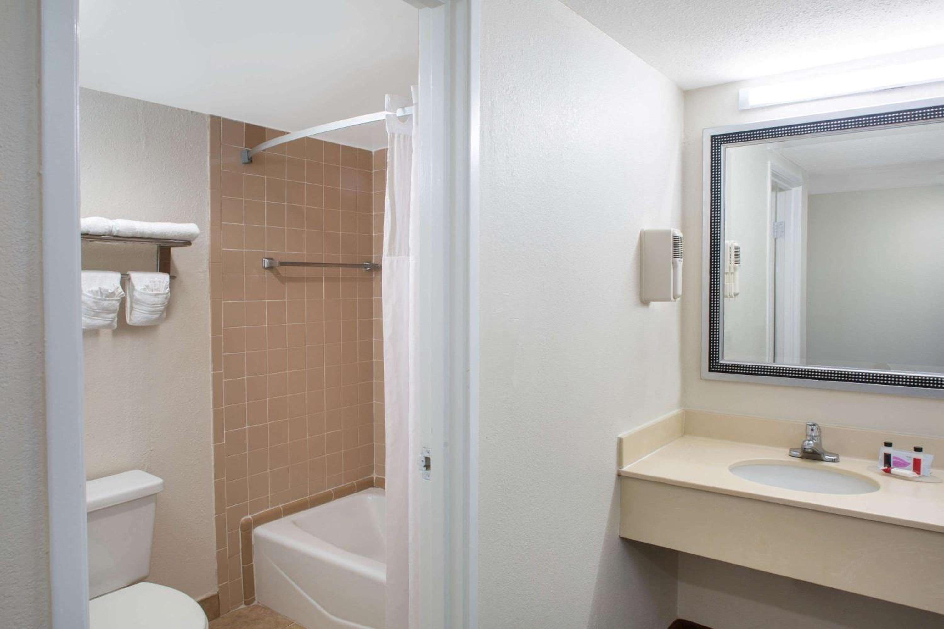 Deluxe King Room - Non-Smoking - Photo 4