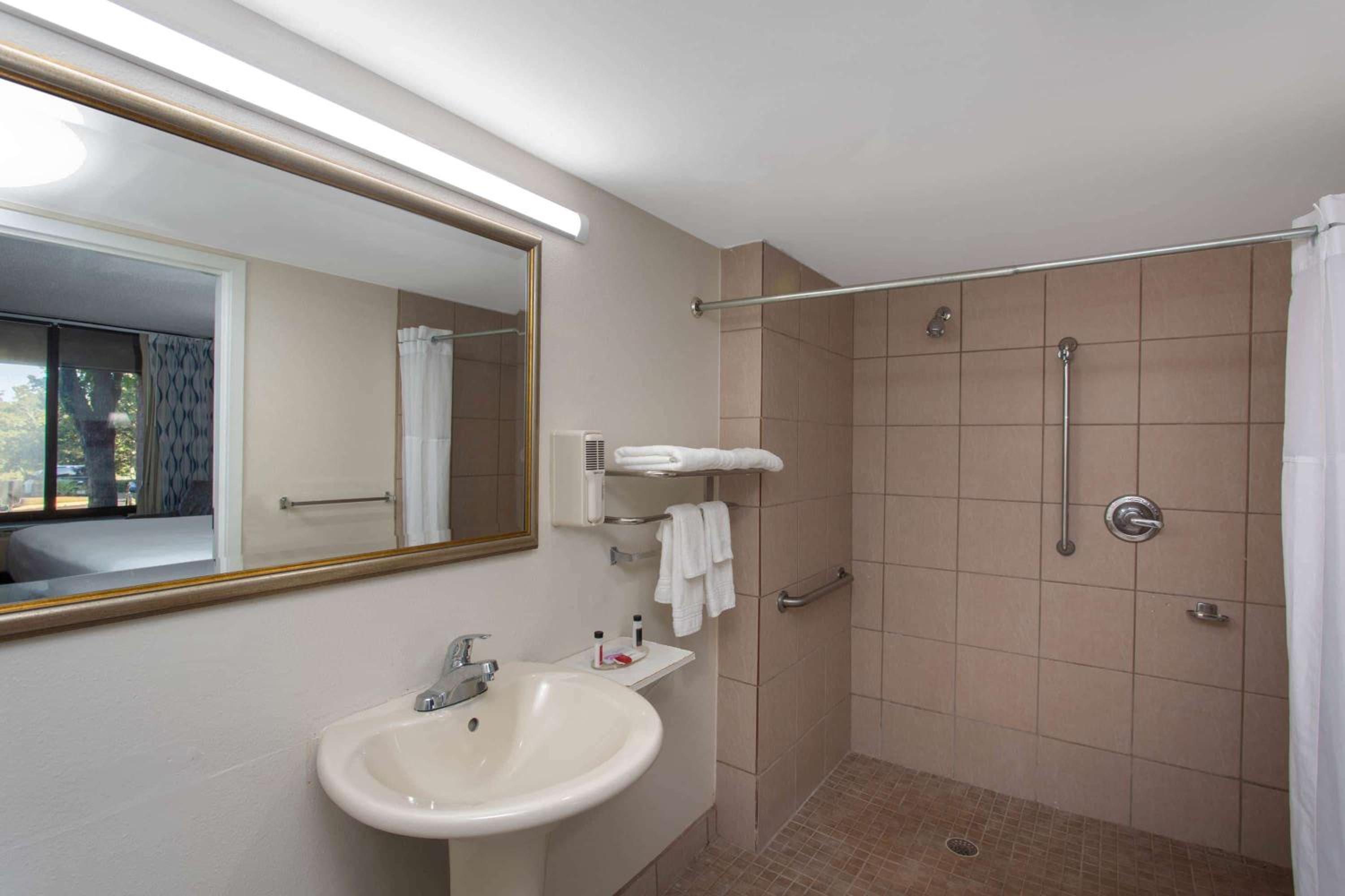 Deluxe King Room - Mobility Access/Non-Smoking - Photo 2