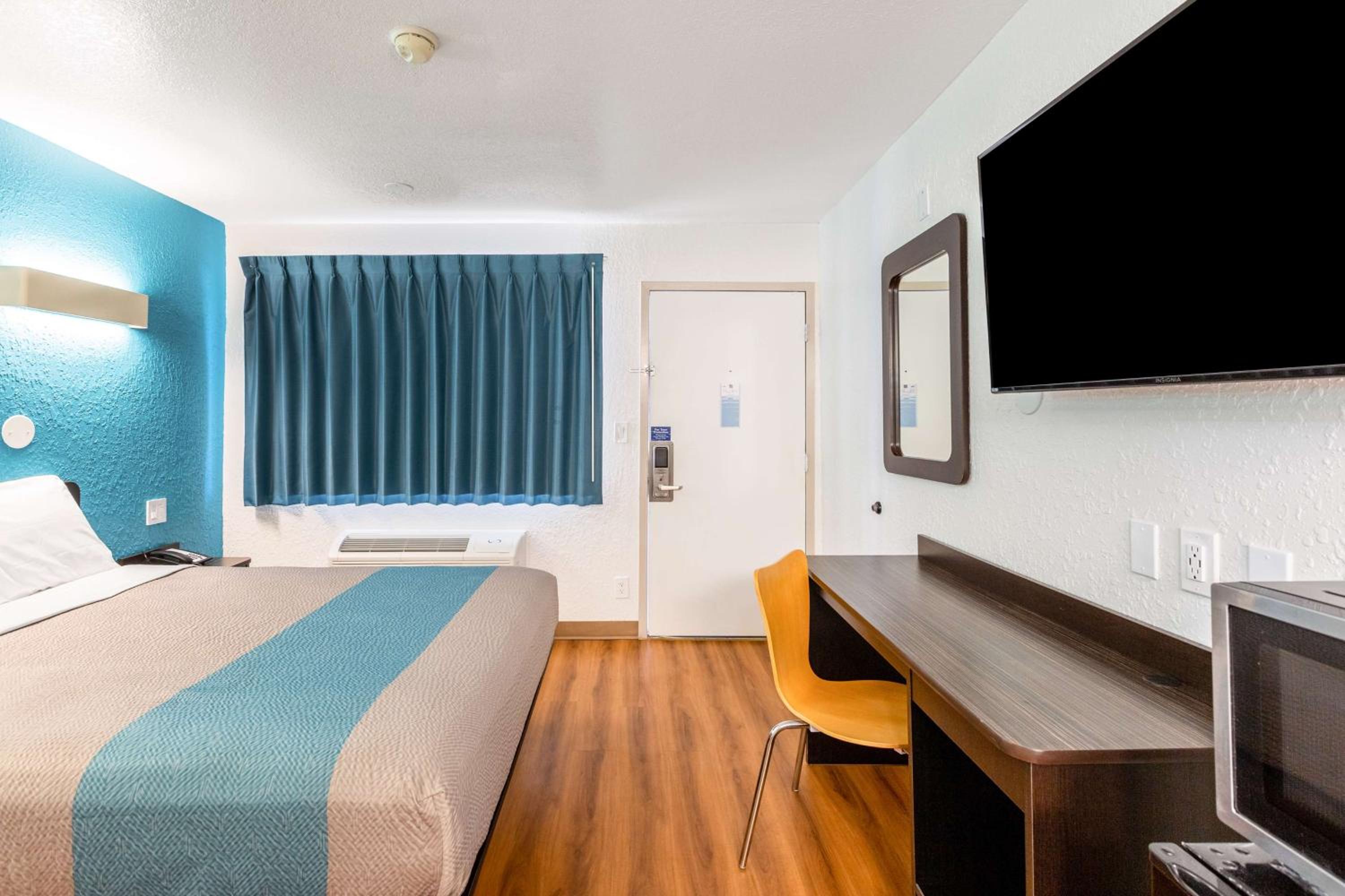 Deluxe Queen Room - Non-Smoking photo 2