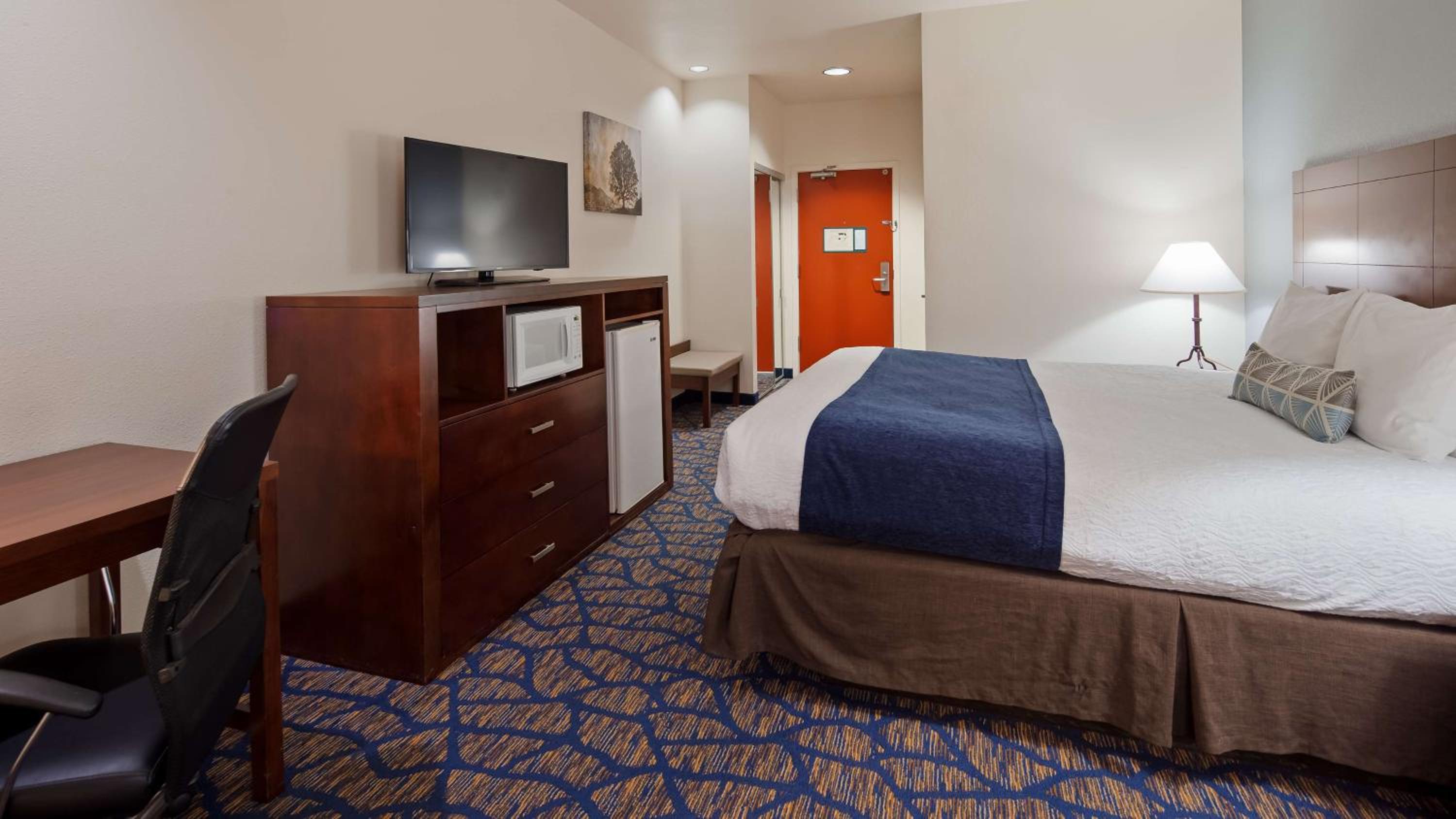 King Room with Roll-in Shower - Disability Access/Non-Smoking - Photo 1