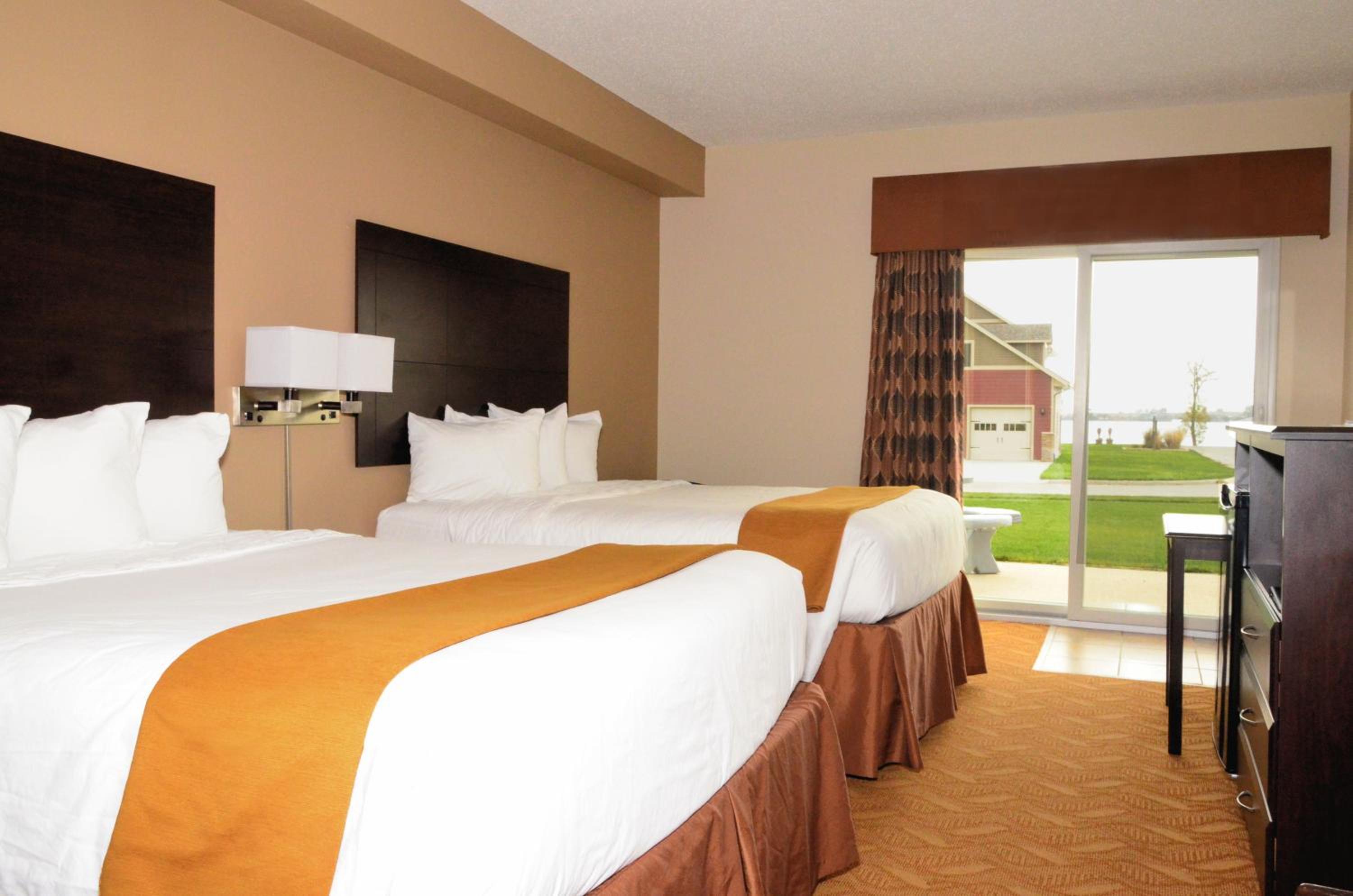Queen Room with Two Queen Beds - Non-Smoking photo 1