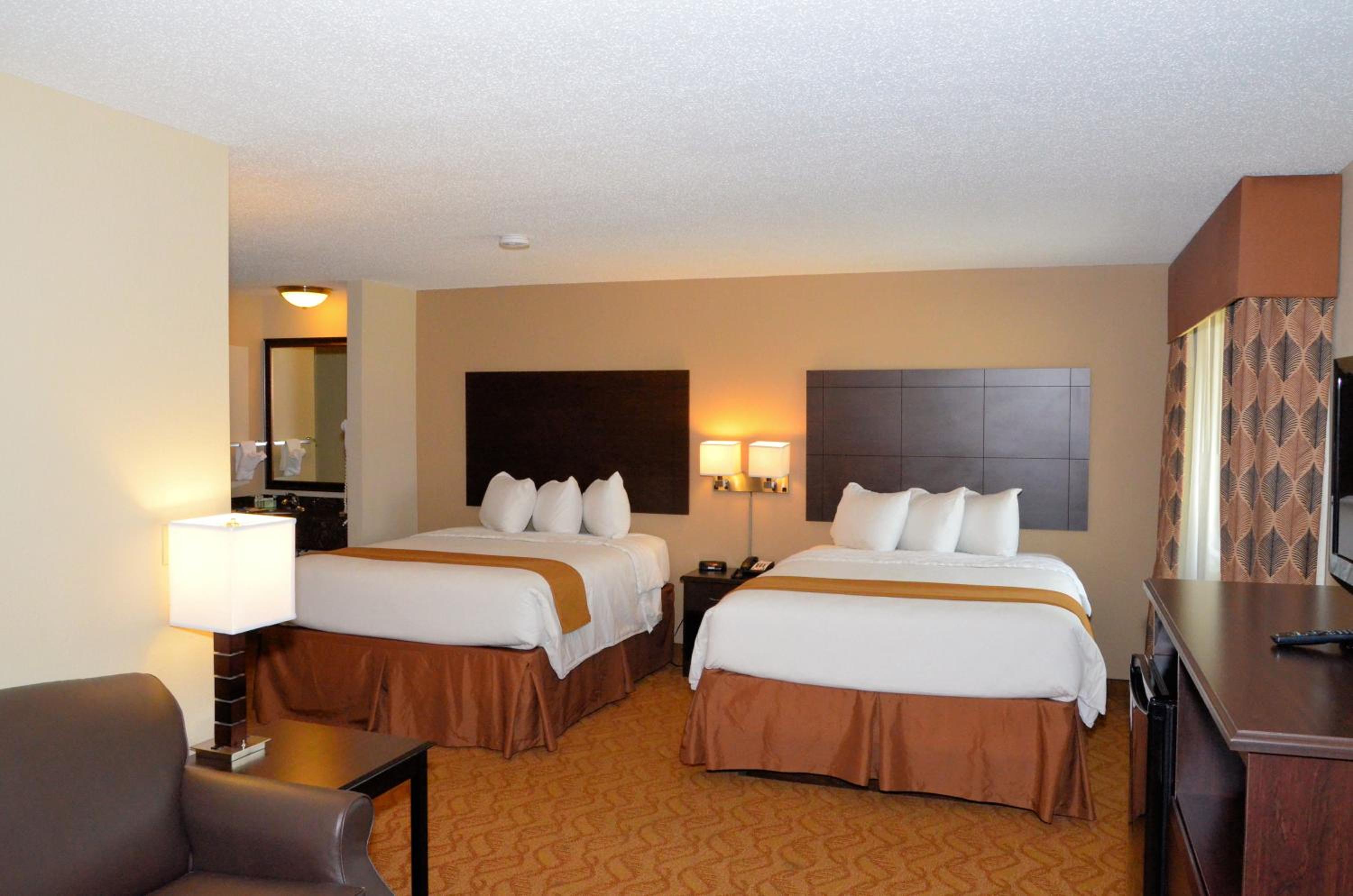 Queen Room with Two Queen Beds - Non-Smoking photo 2