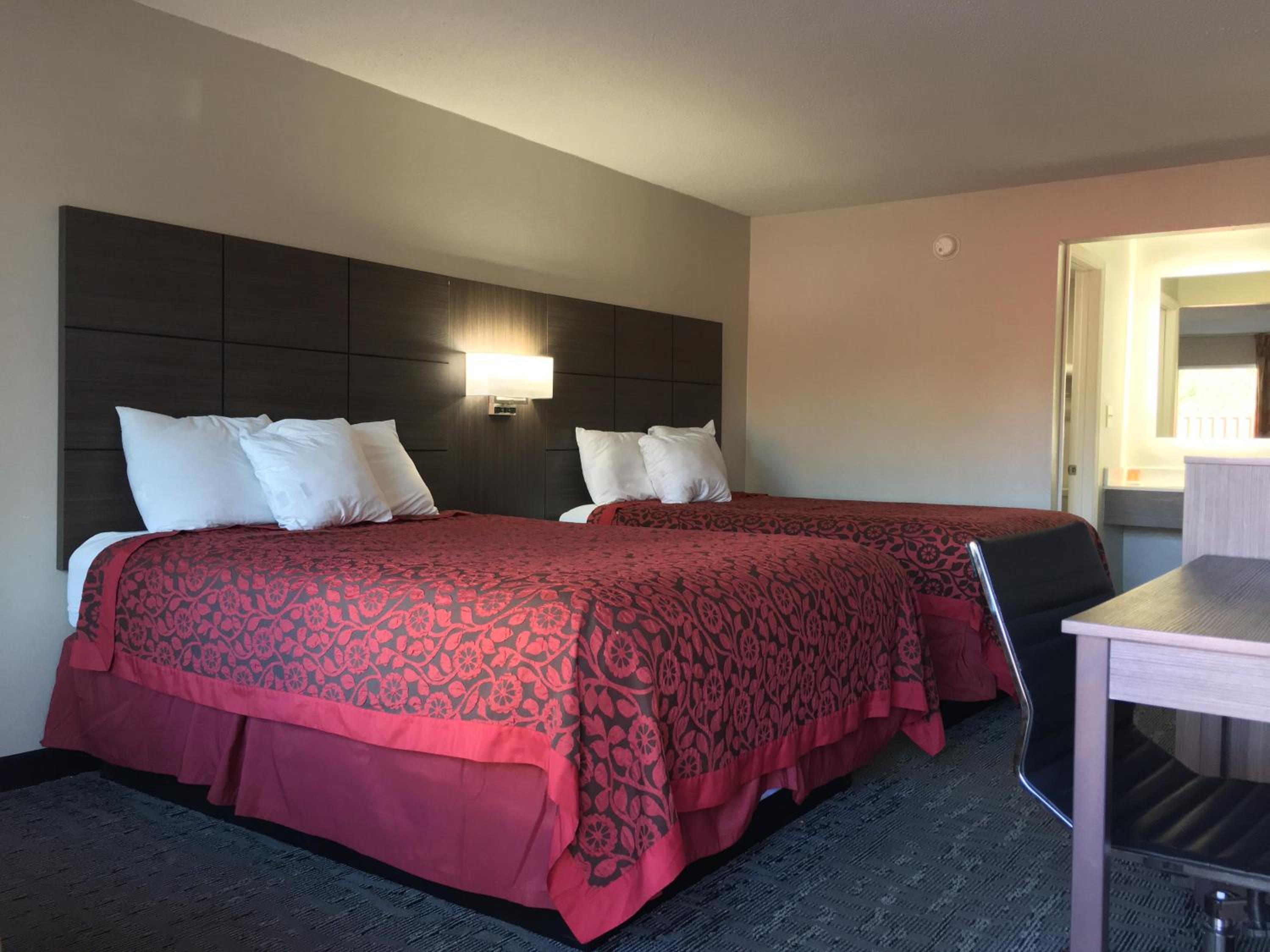 Queen Room with Two Queen Beds - Non-Smoking - Photo 4