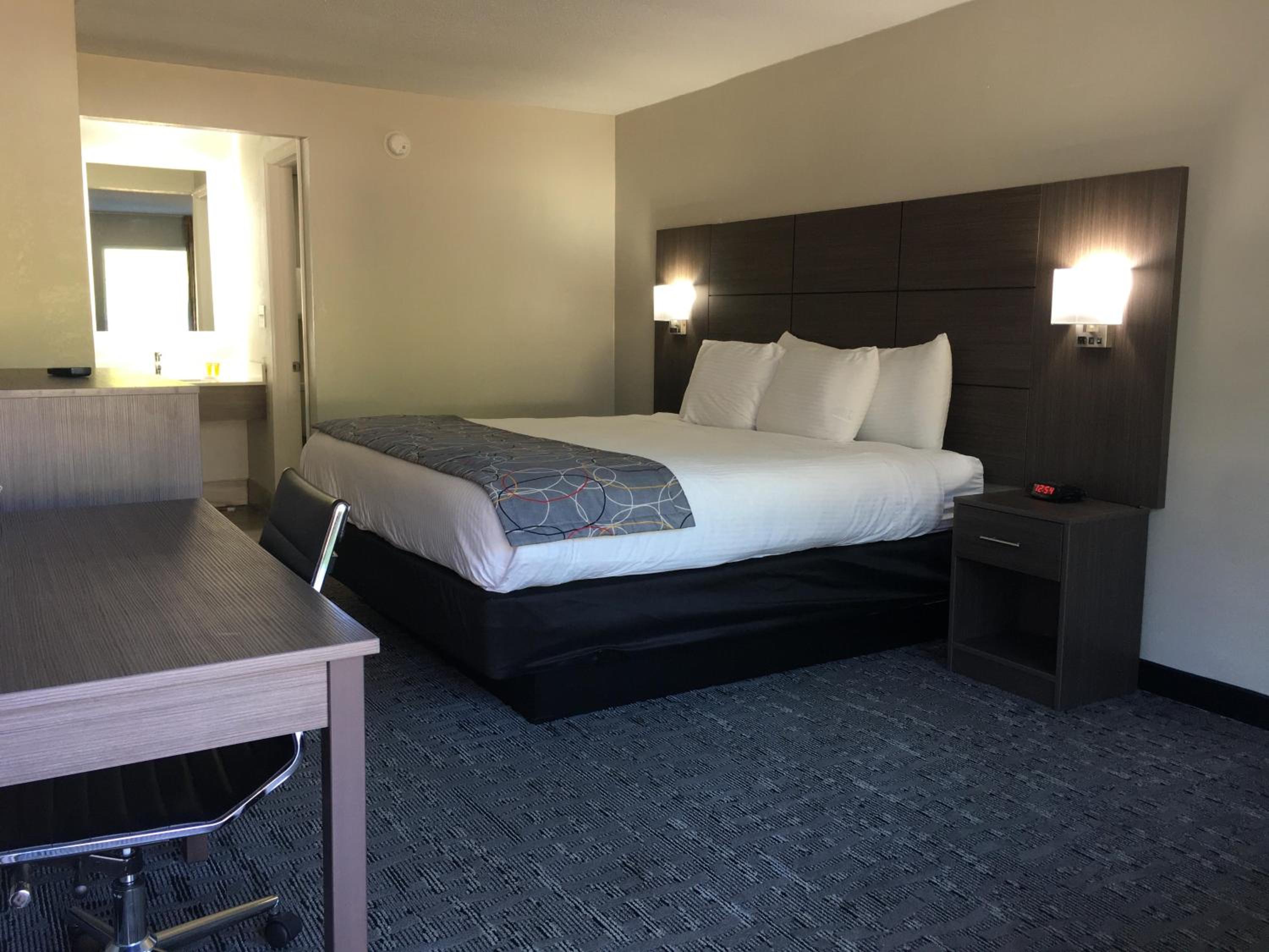 King Room - Non-Smoking - Photo 4