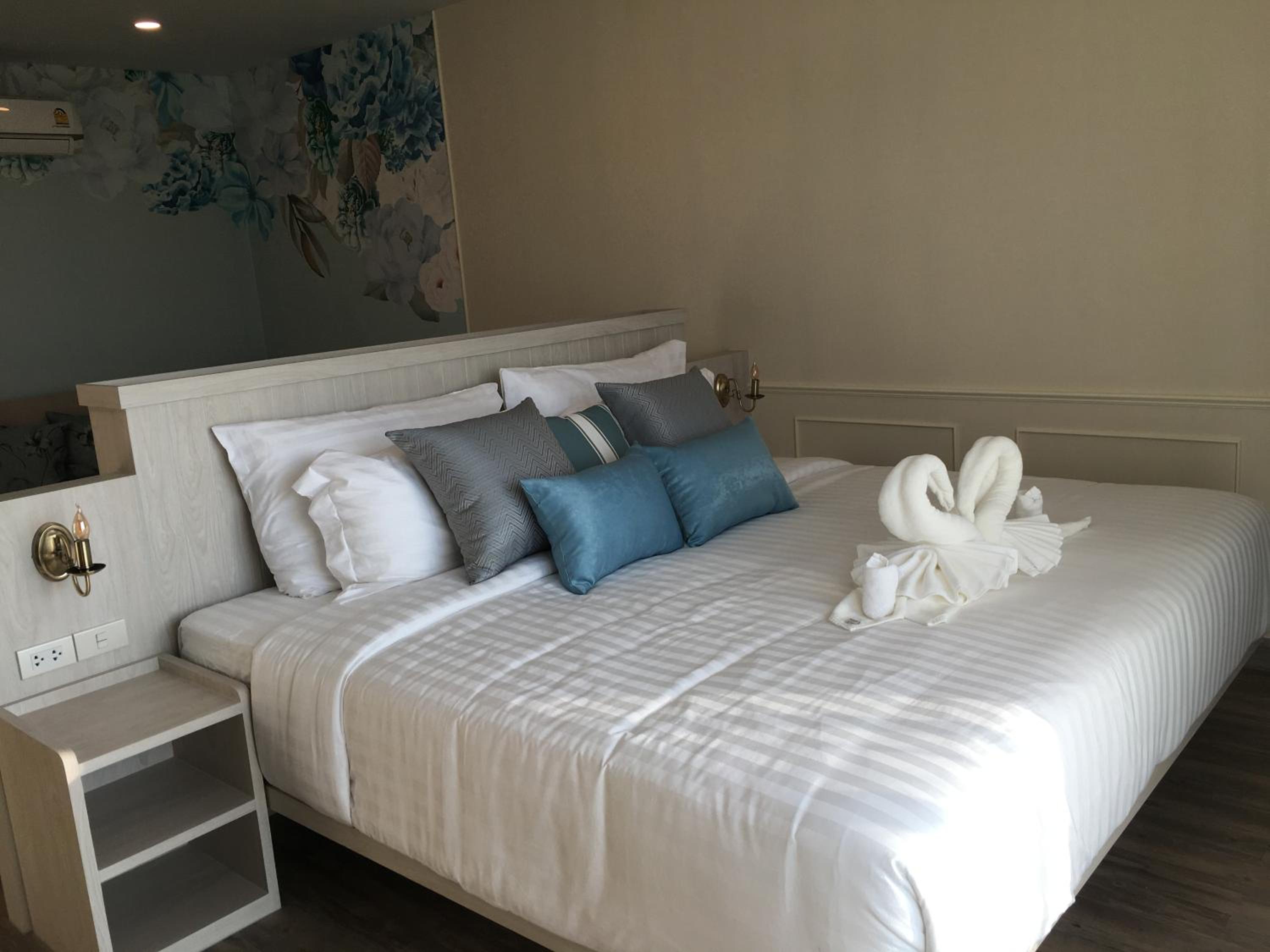 Executive Suite - Photo 20