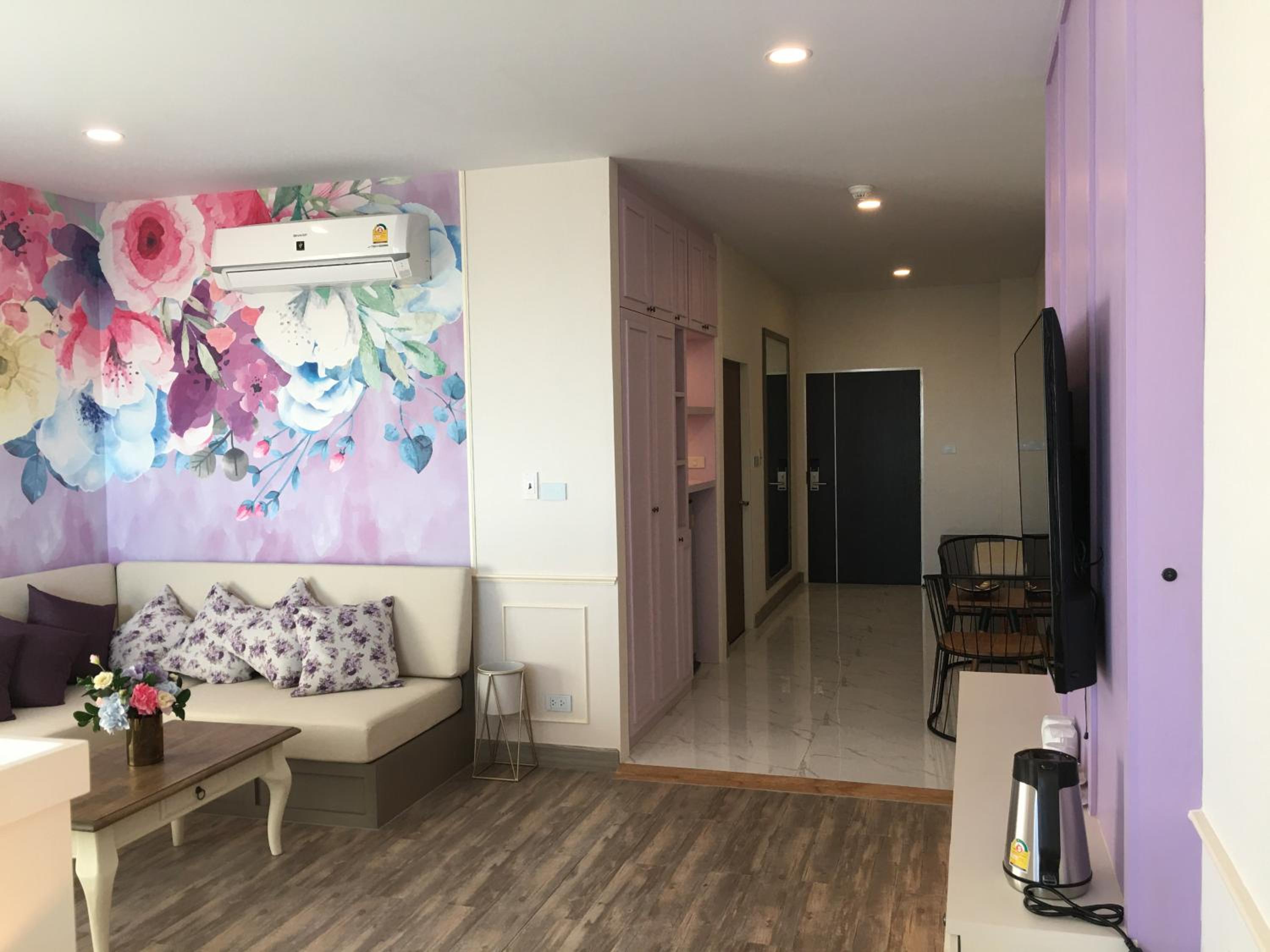 Executive Suite - Photo 21