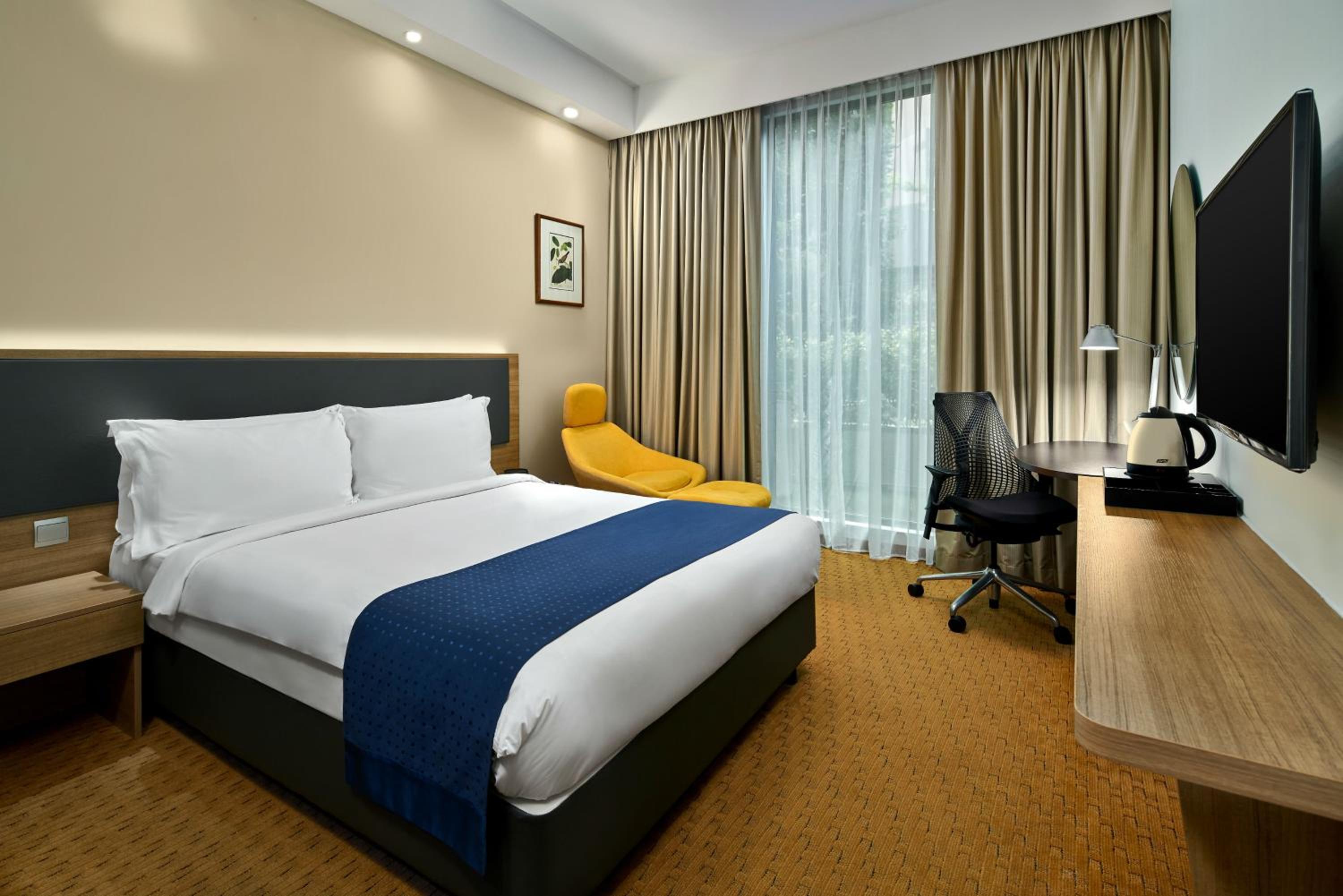 Standard Queen Room - High Floor/Free Breakfast