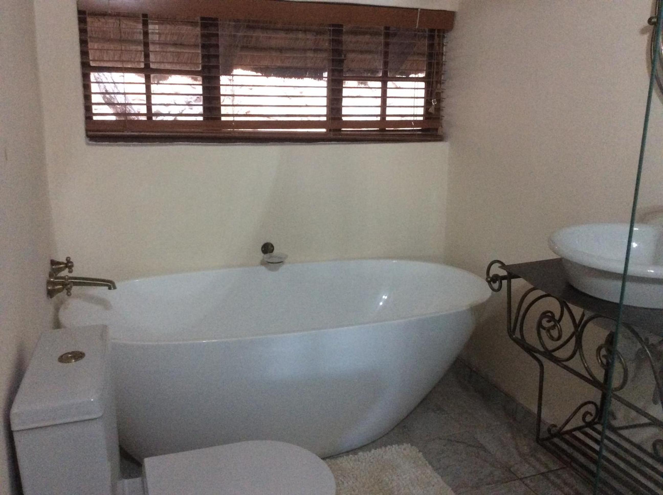 Queen Room with Pool and Dam View - Photo 8