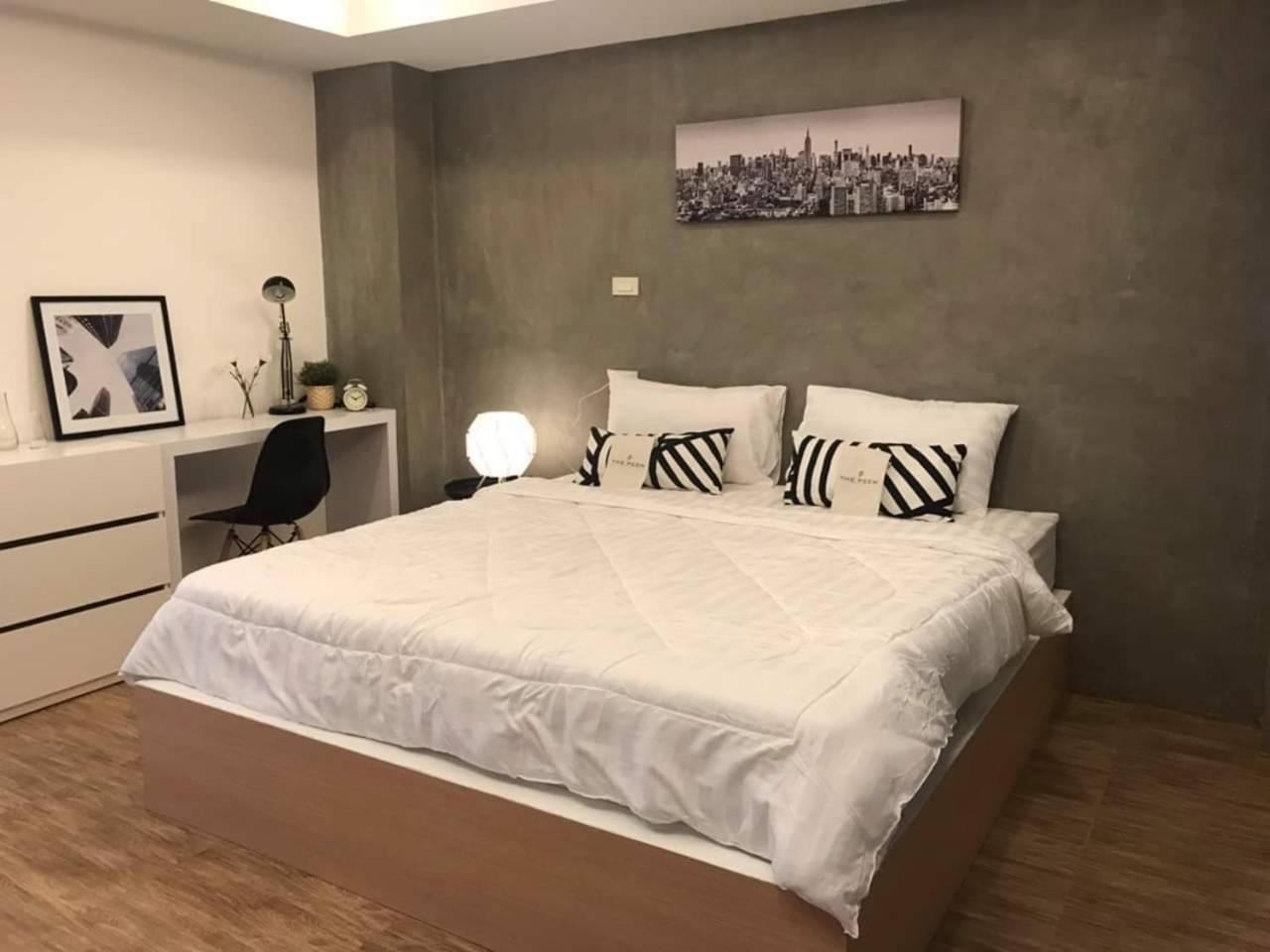 Standard King Room - Photo 5