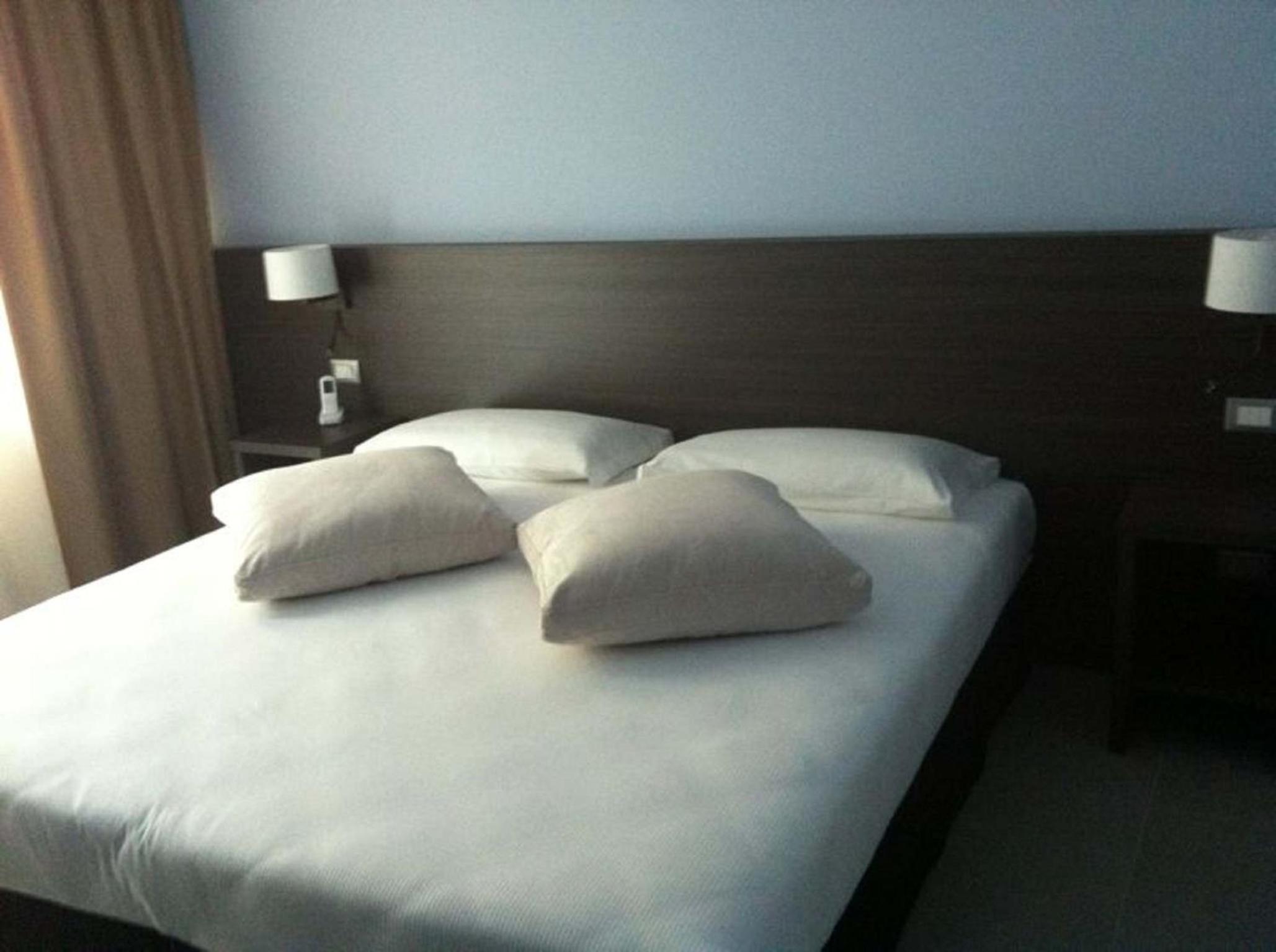 King Room with Lake View - Photo 10