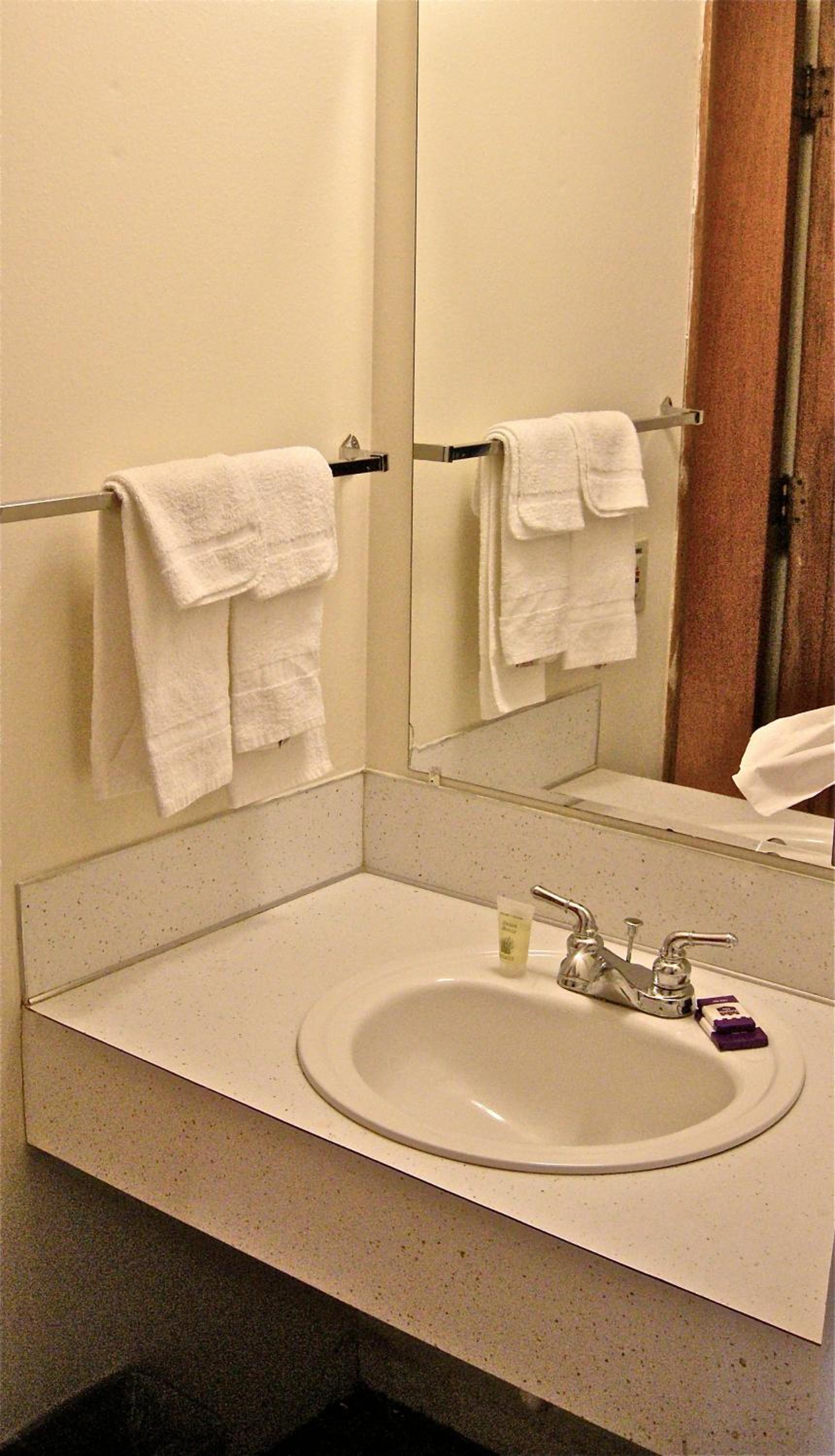 Queen Room - Non-Smoking - Photo 3