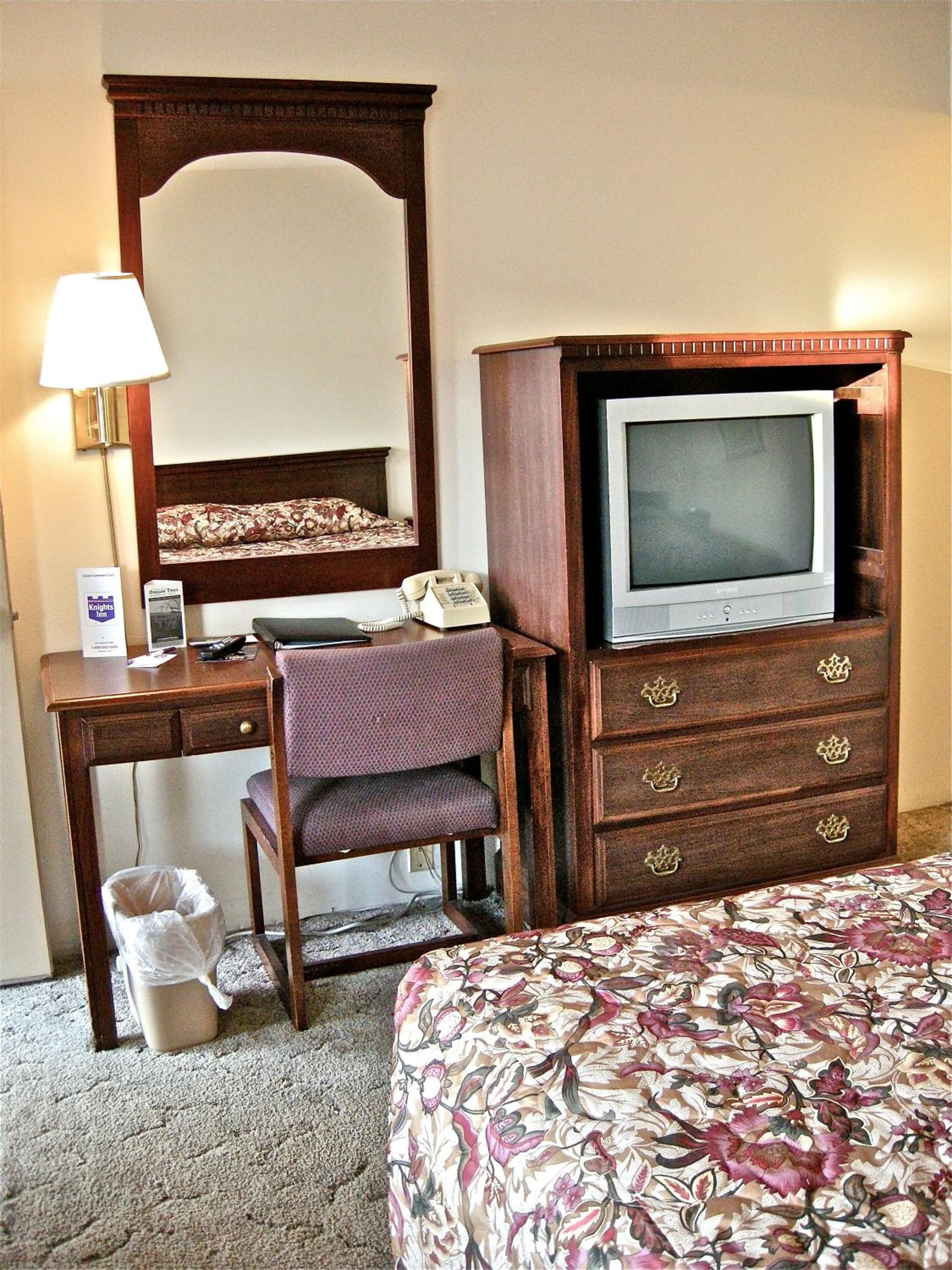 Queen Room - Non-Smoking - Photo 2