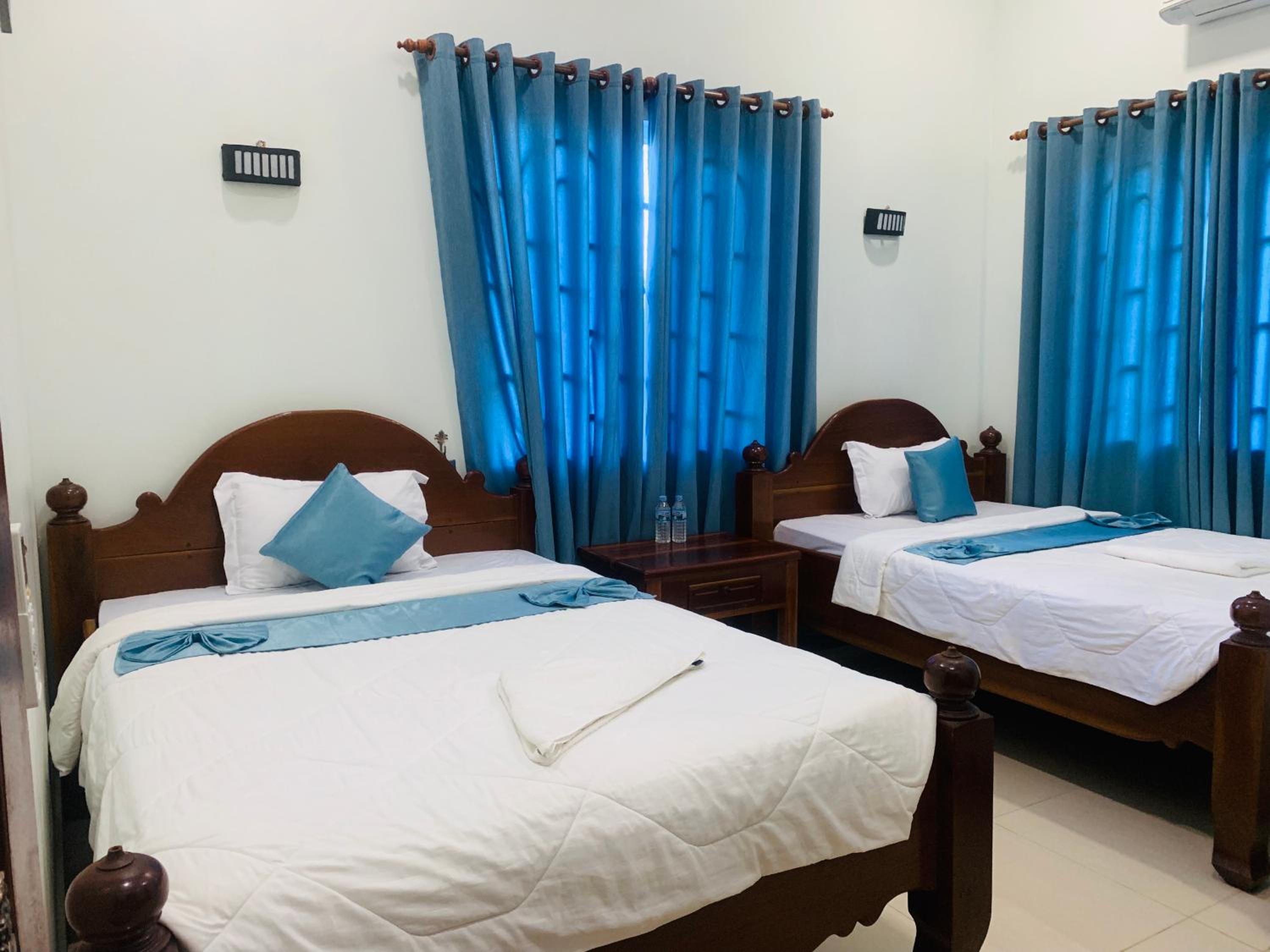 Twin Room with Private Bathroom photo 2