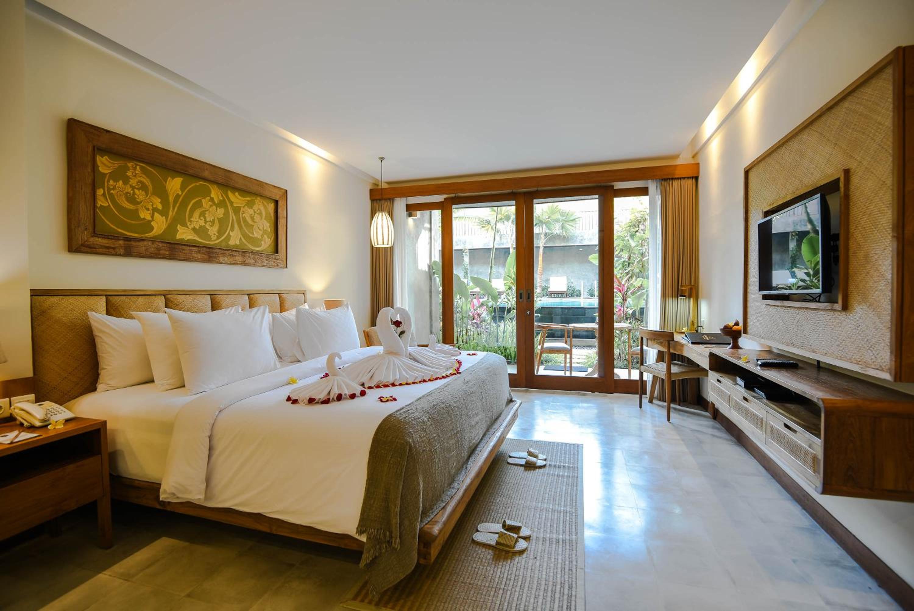 Suite with Pool View - Photo 1