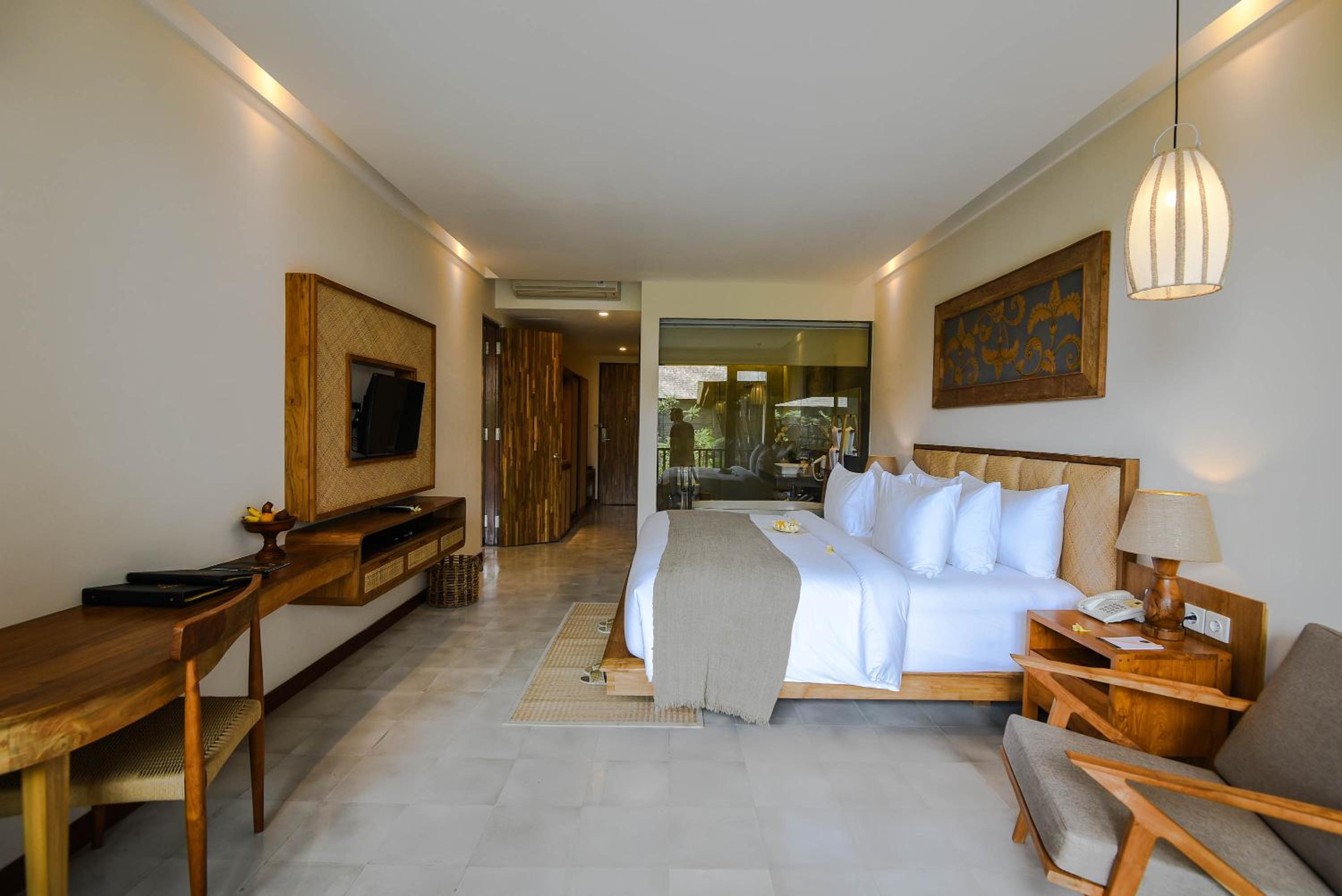 Suite with Pool View - Photo 33
